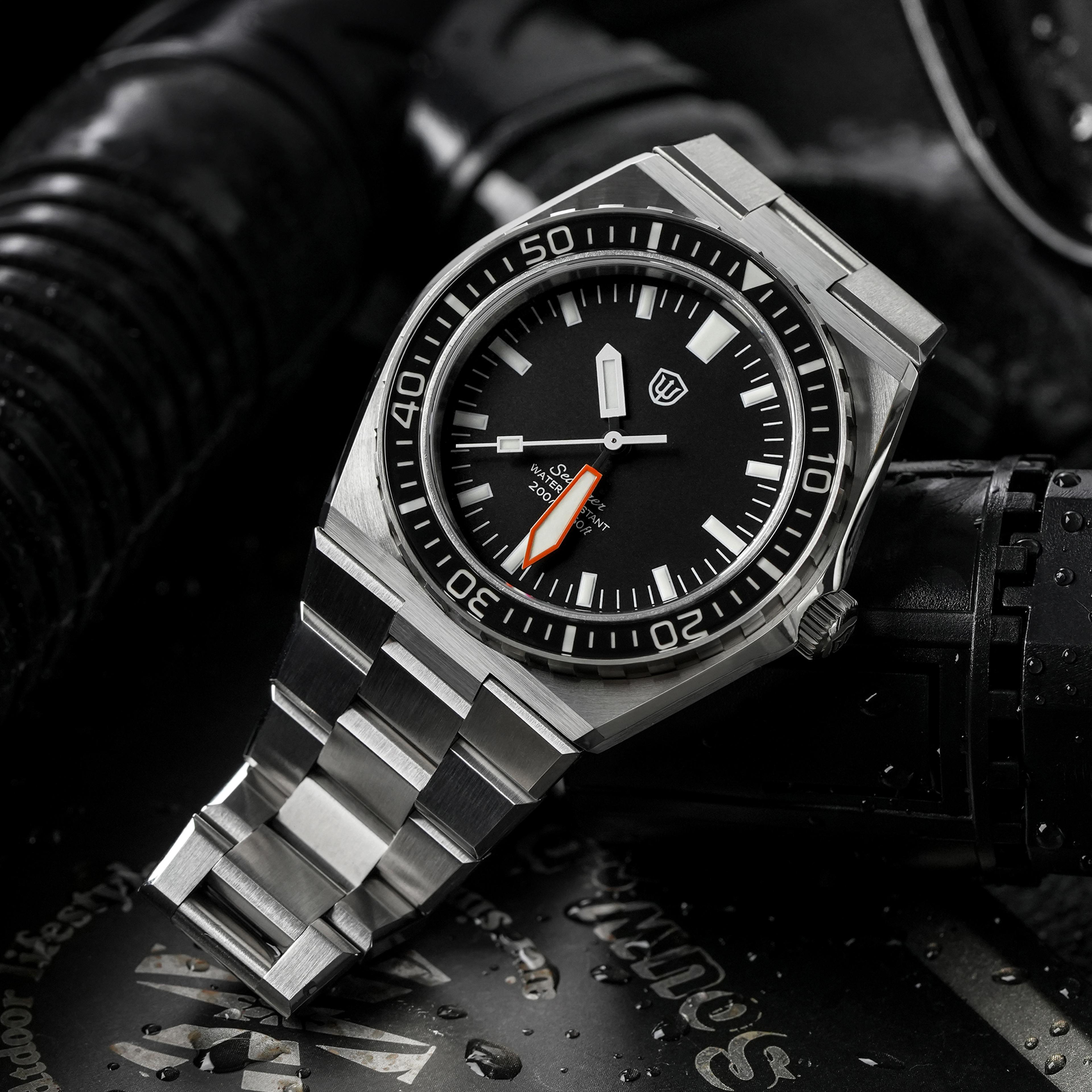 sapphire crystal waterproof quartz dive watch with stainless steel case lume