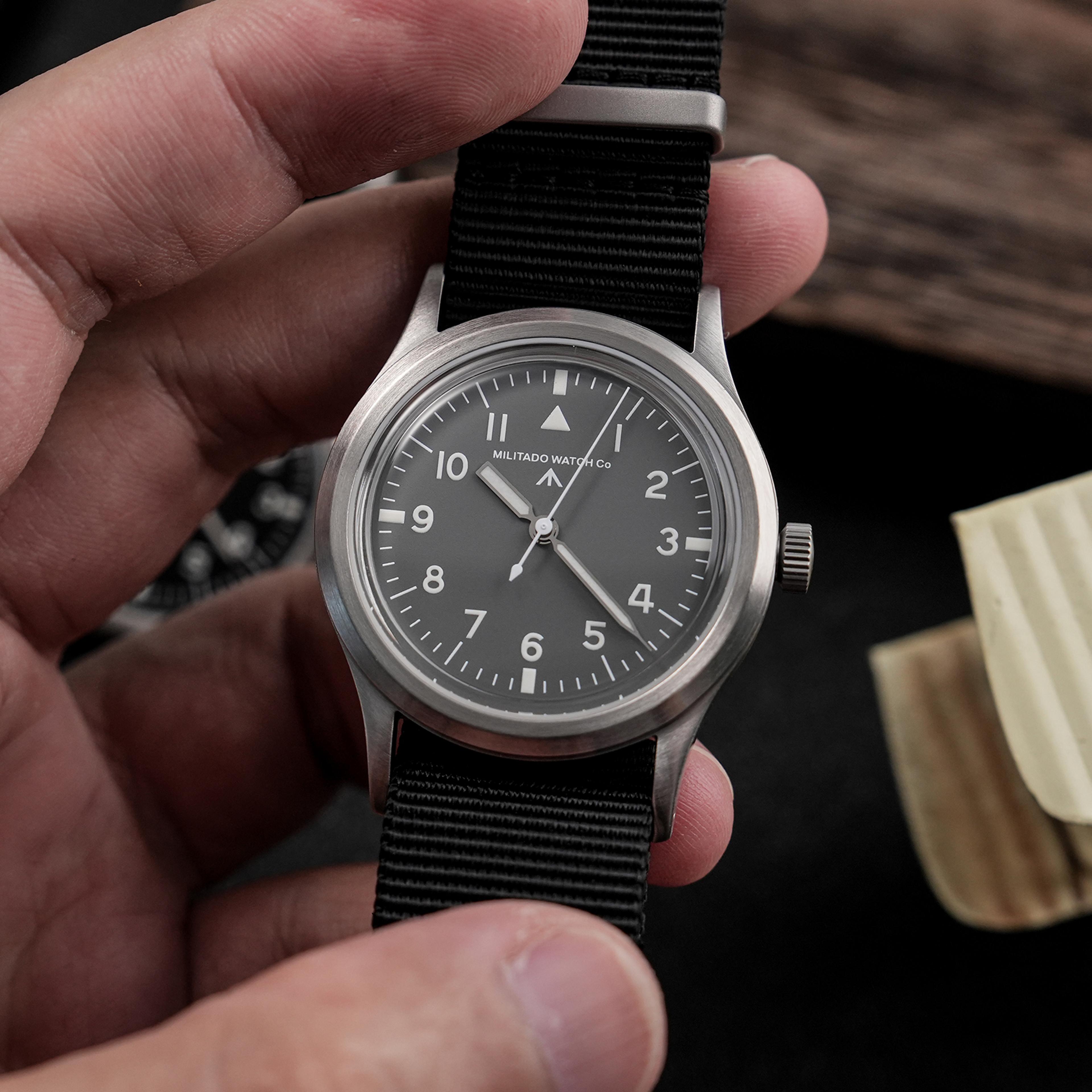 vintage quartz watch with sapphire crystal movement waterproof luminous design