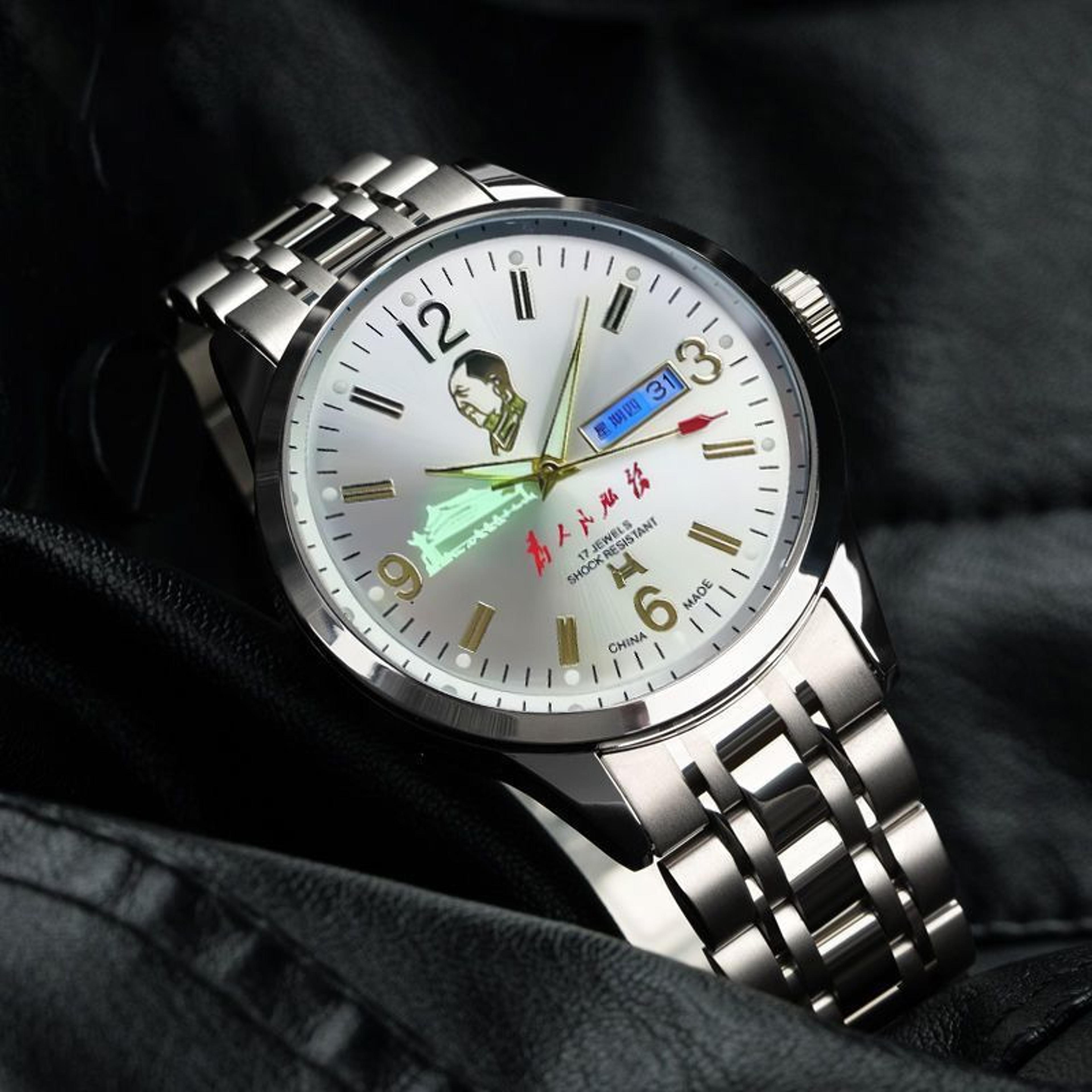 commemorative quartz mens watch steel casual wristwatch with historic inspired dial