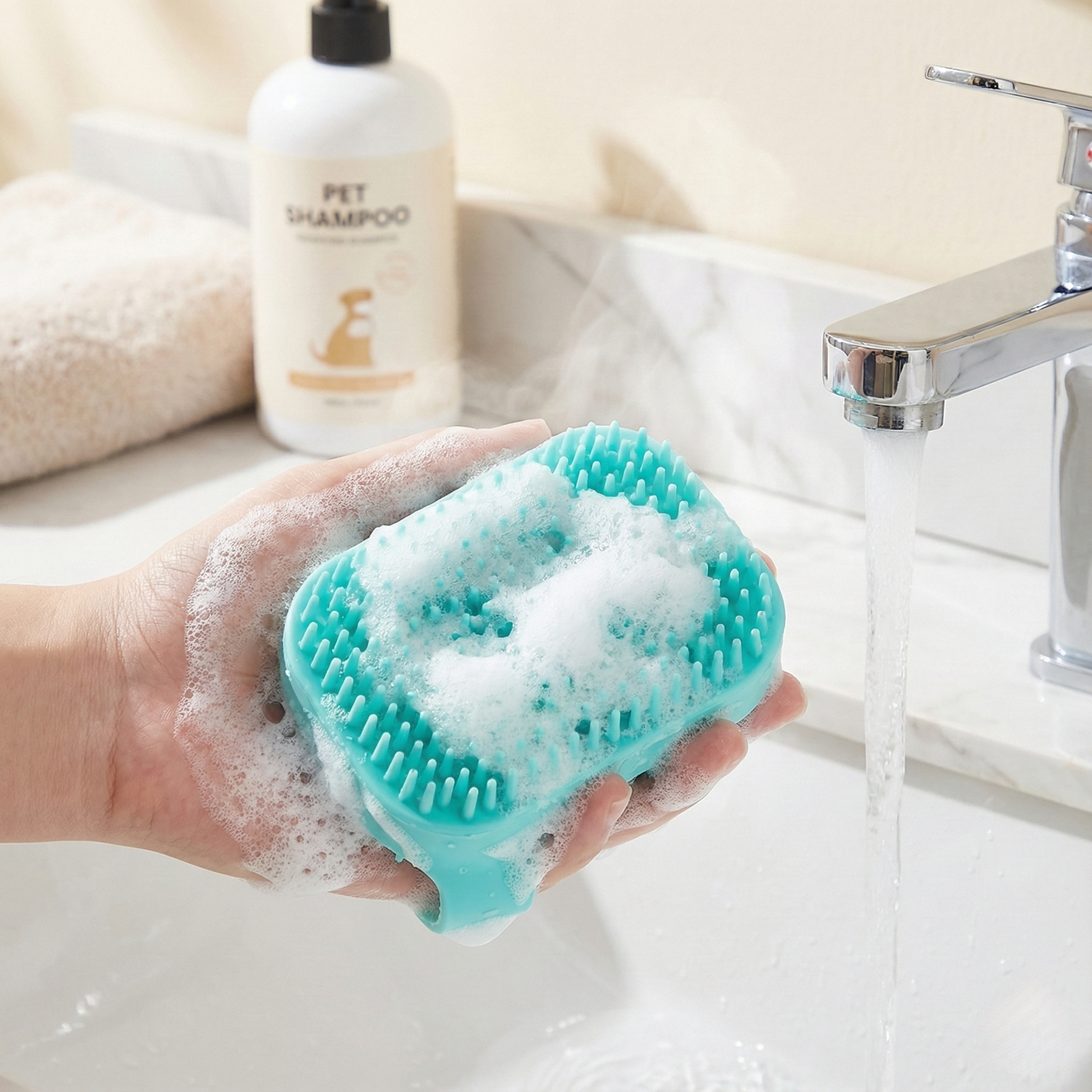 pet bath brush with shampoo dispenser for dogs & cats