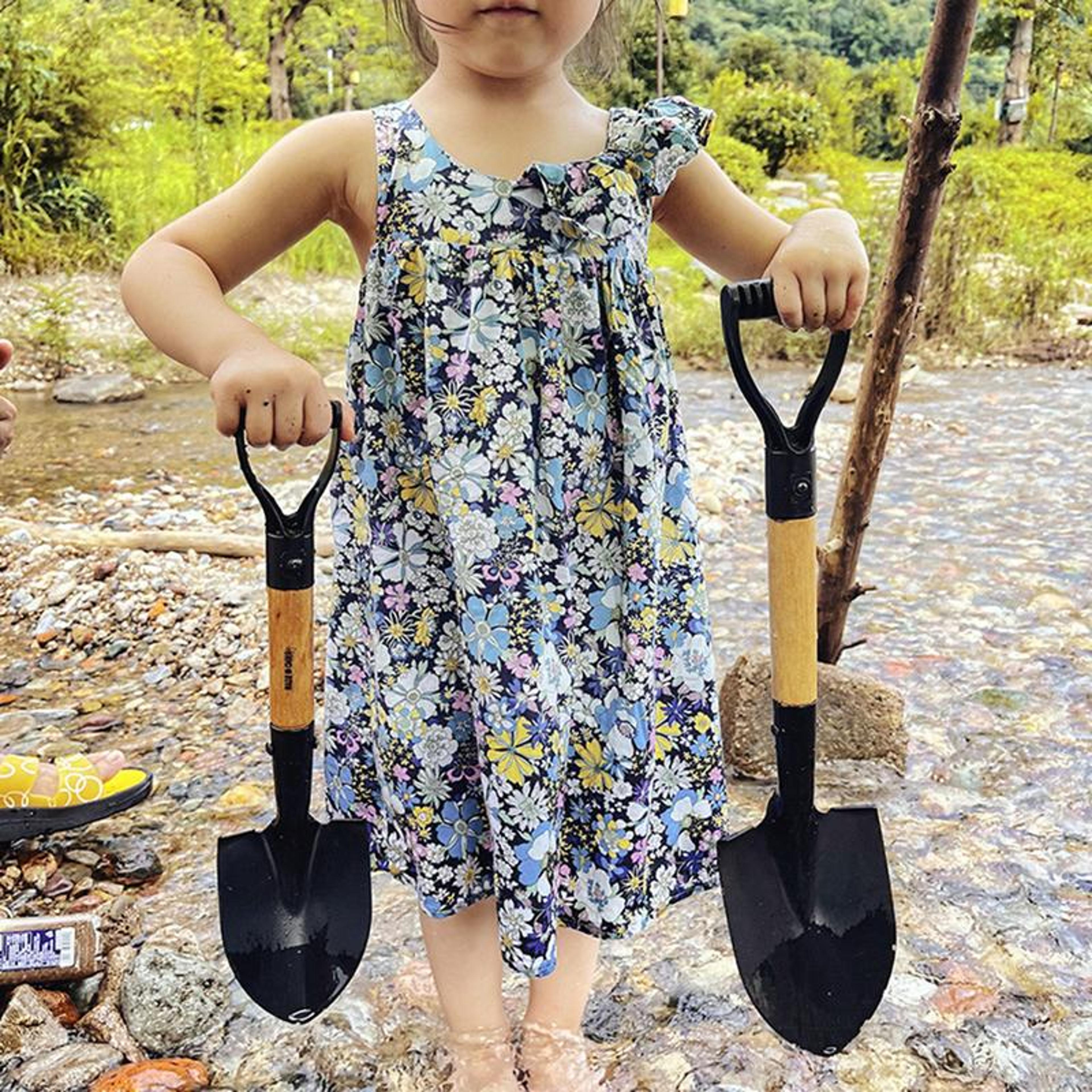 kids metal beach sand shovel with wooden handle for garden, snow & outdoor digging