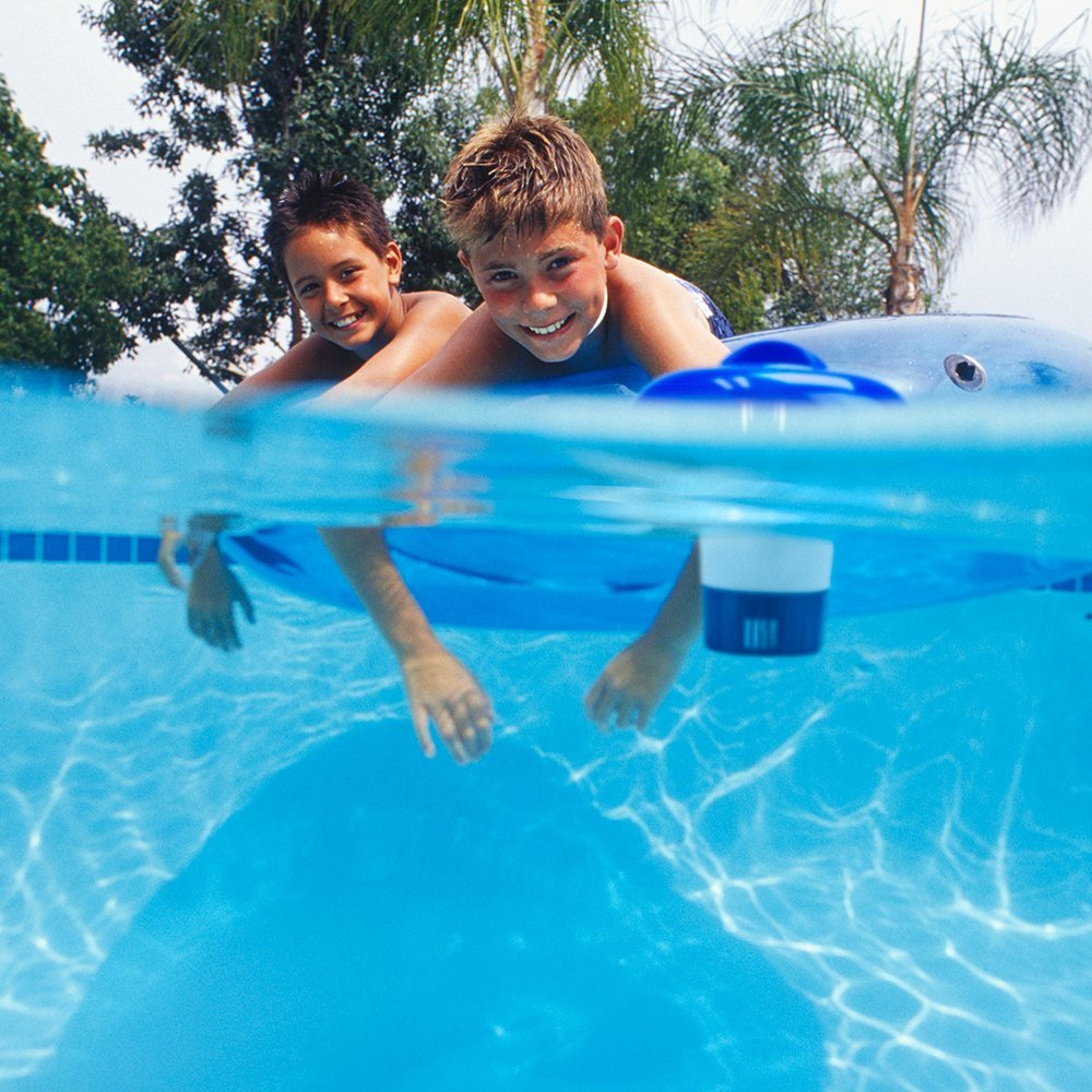 adjustable floating chlorine dispenser for swimming pools with controlled tablet release