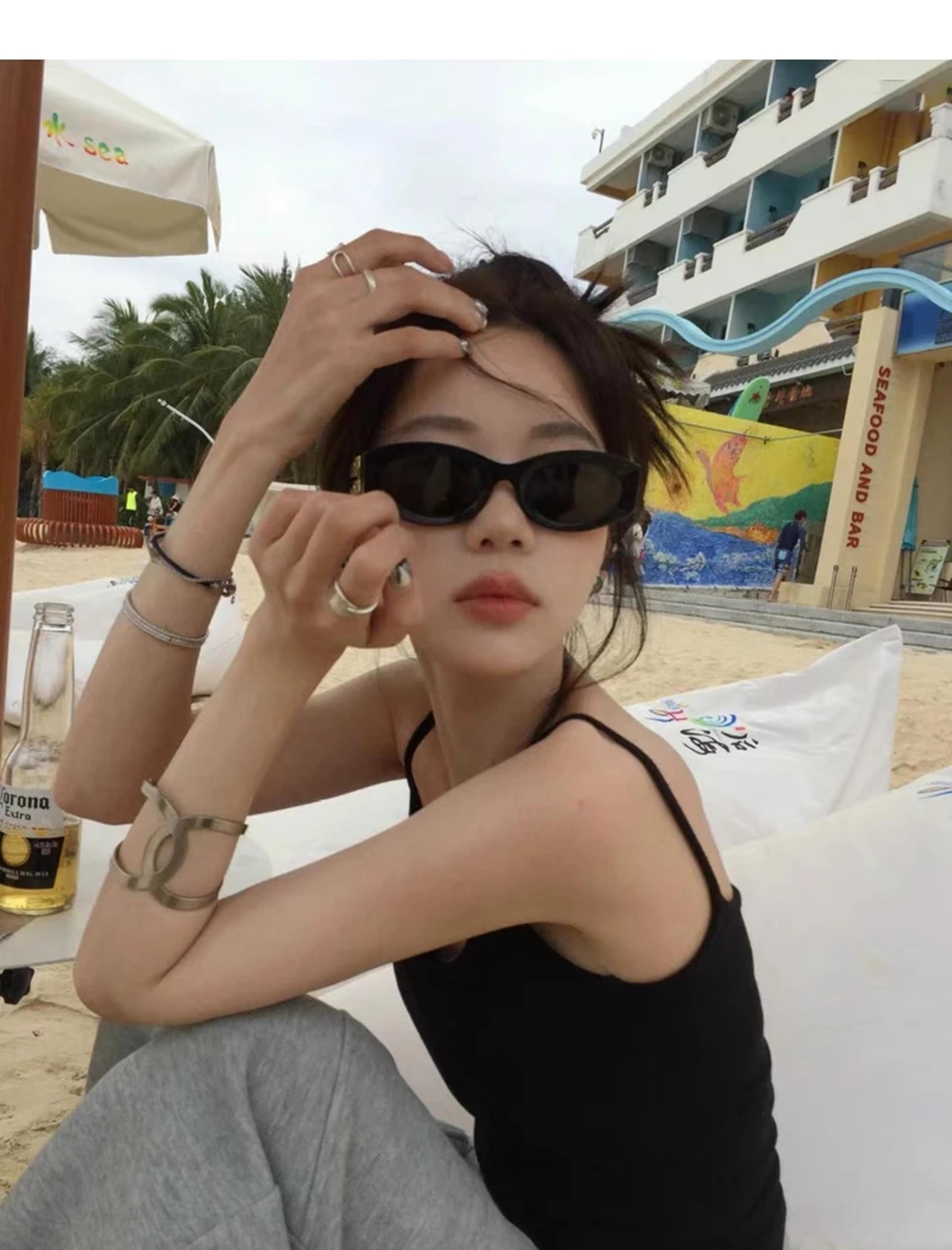 retro oval tortoise shell sunglasses for women with gold accent small frame vintage eyewear