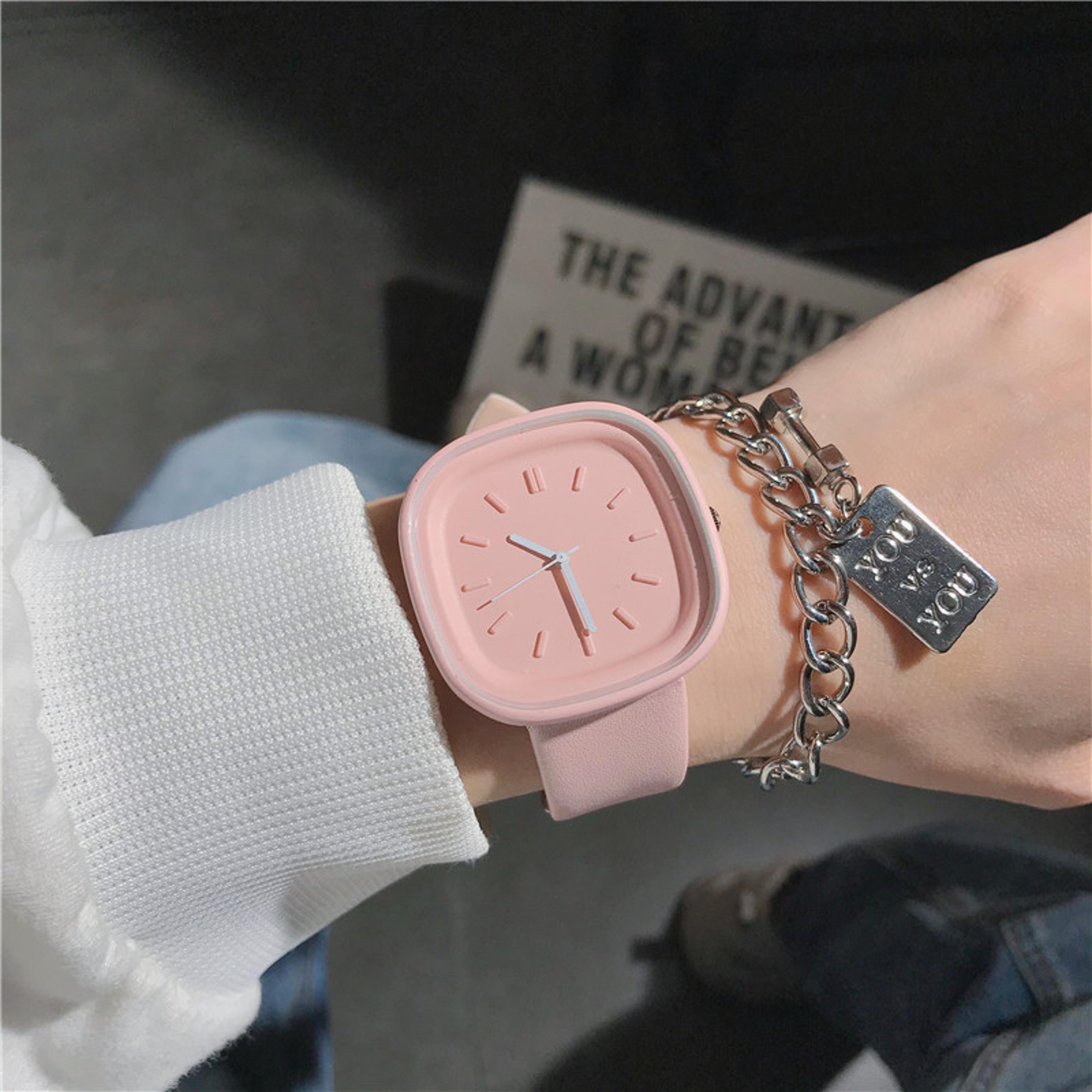 elegant women's leather watch casual ladies quartz watch with sport-inspired fashion design