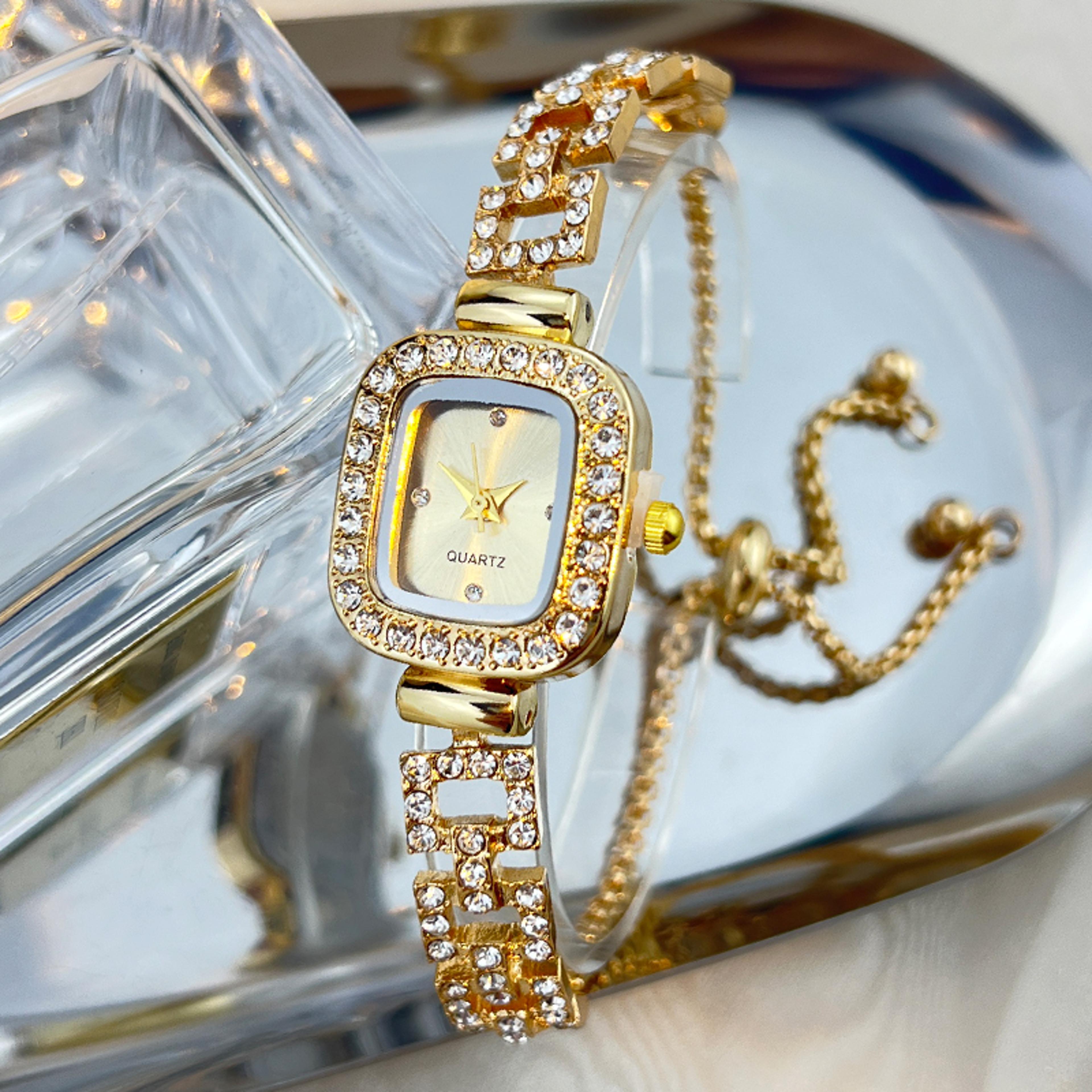 elegant women's bracelet watch with square quartz dial & adjustable diamond chain strap