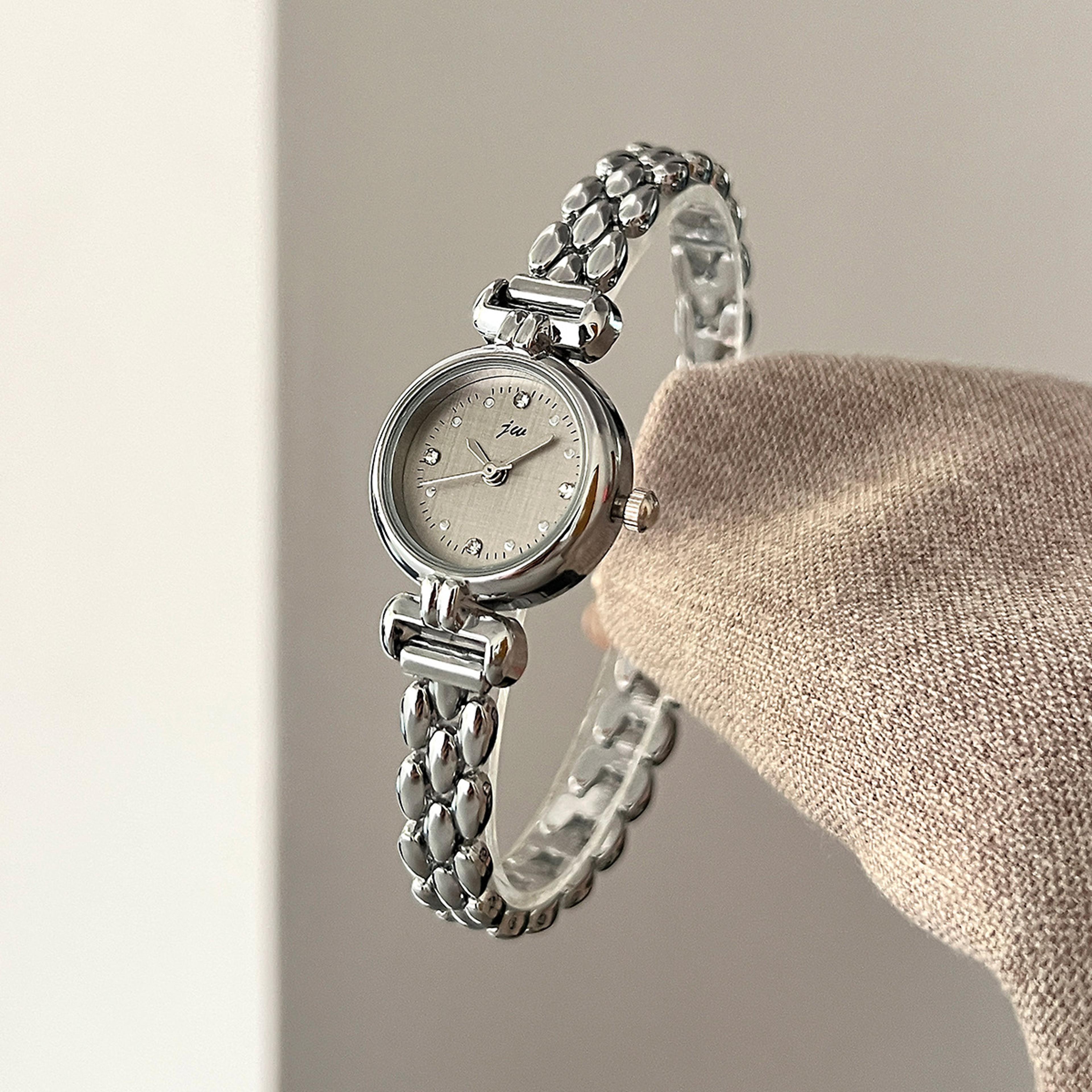 retro women's quartz watch with stainless steel bracelet elegant vintage ladies watch for everyday style