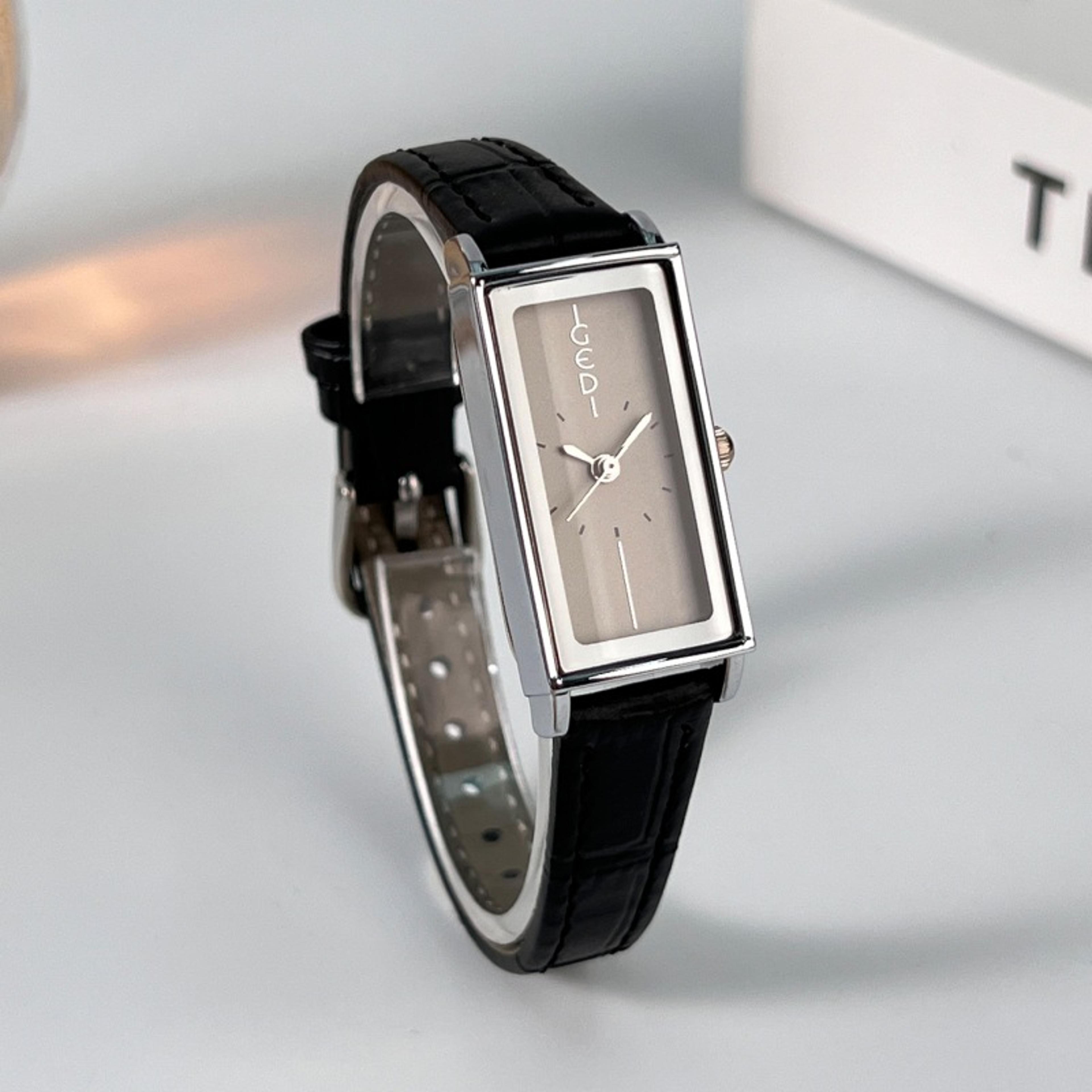 elegant women's rectangular watch with leather strap vintage quartz watch for everyday style