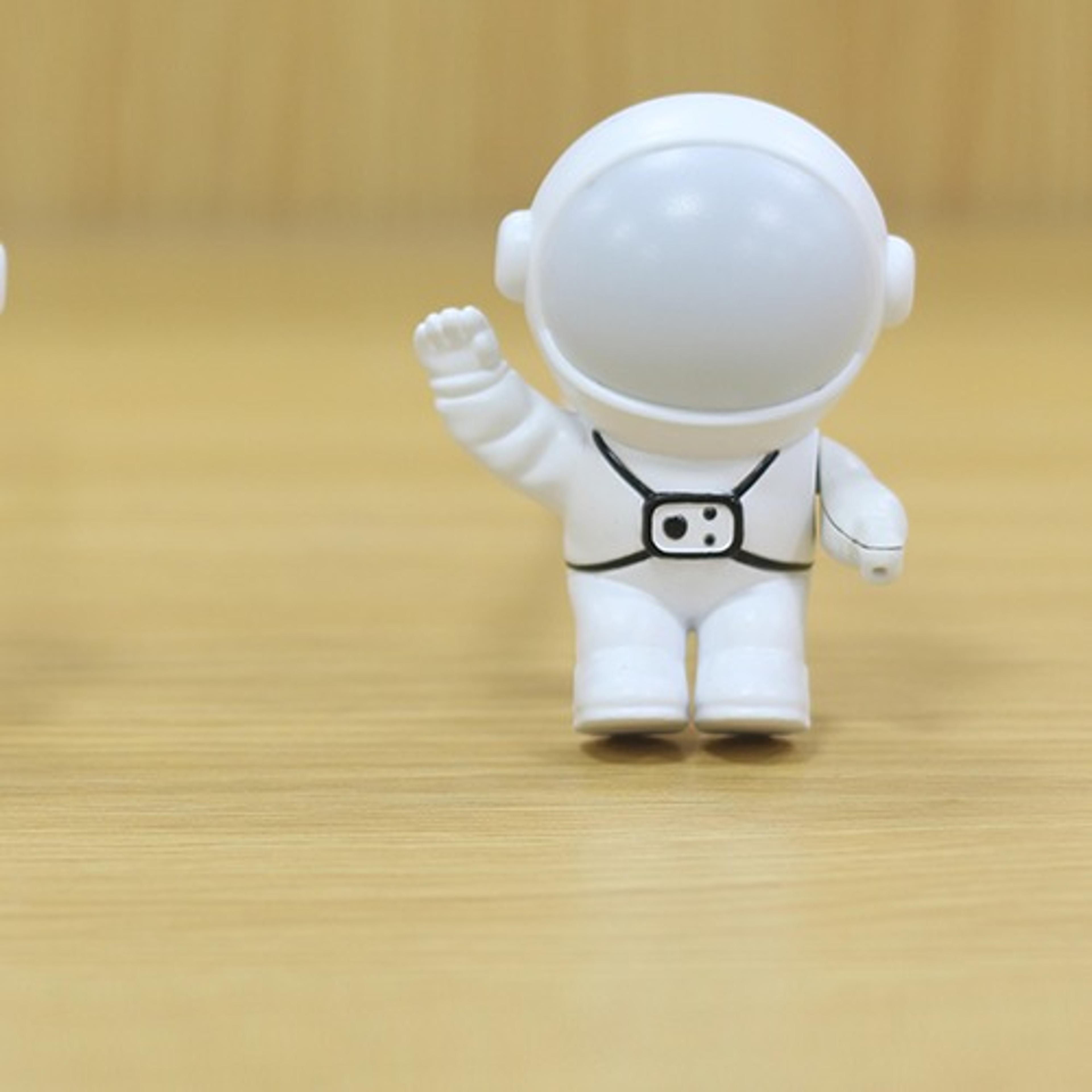 astronaut usb night light – sound activated mini led lamp for bedroom and desk