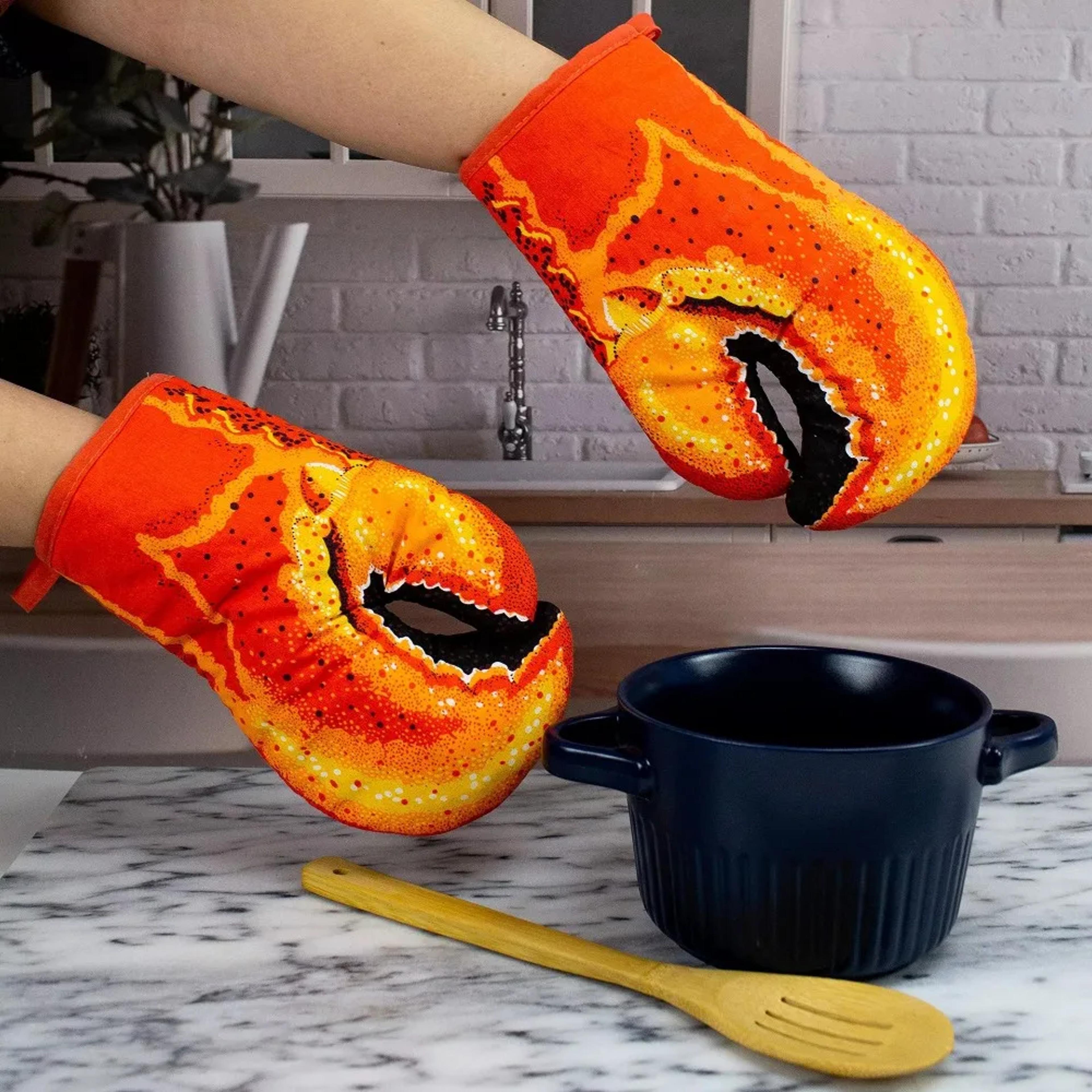 heatguard lobster claw oven mitt for baking and microwave protection