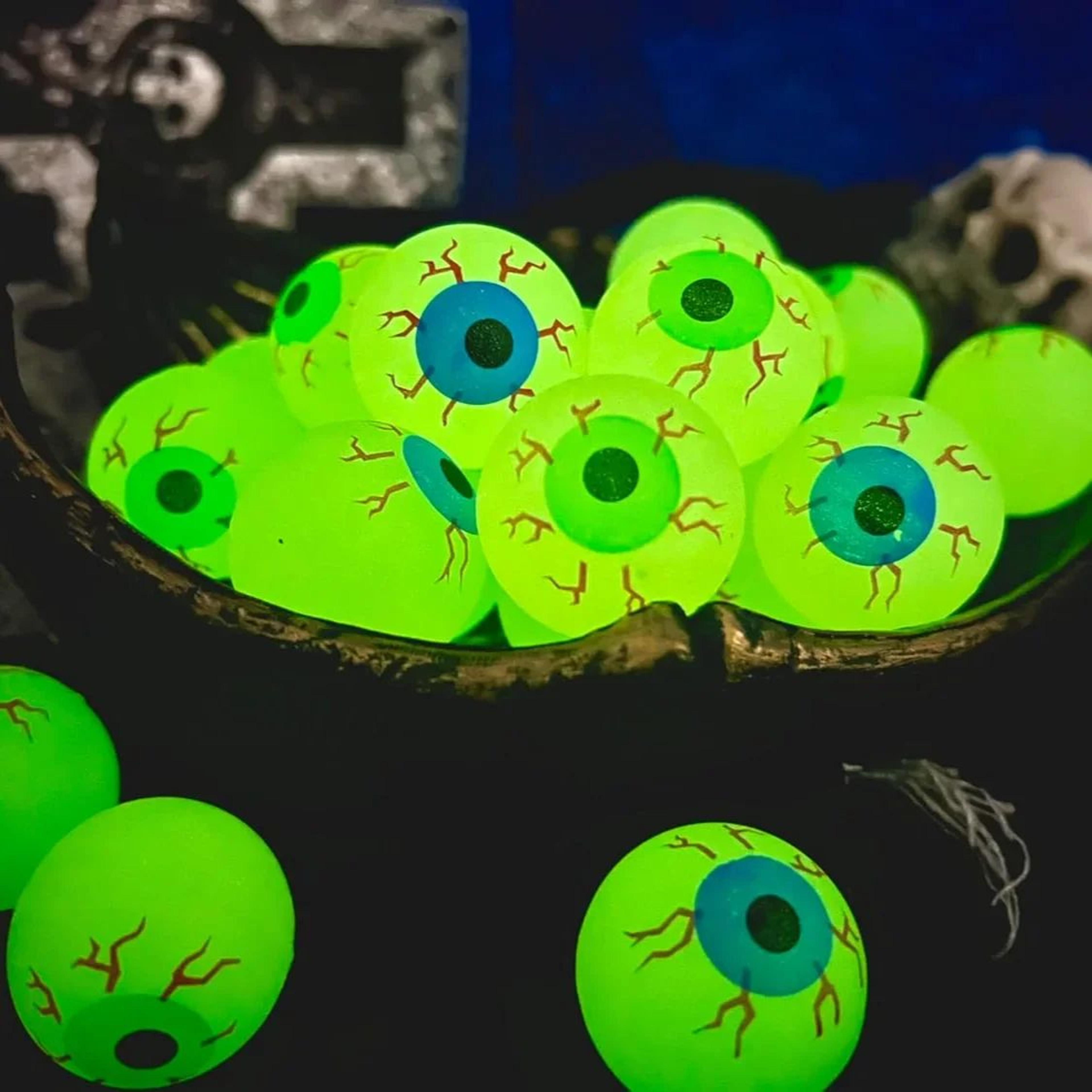 glow in the dark eyeball balls,32mm halloween bouncy balls for party supplies,spooky luminous toys,and horror themed bag