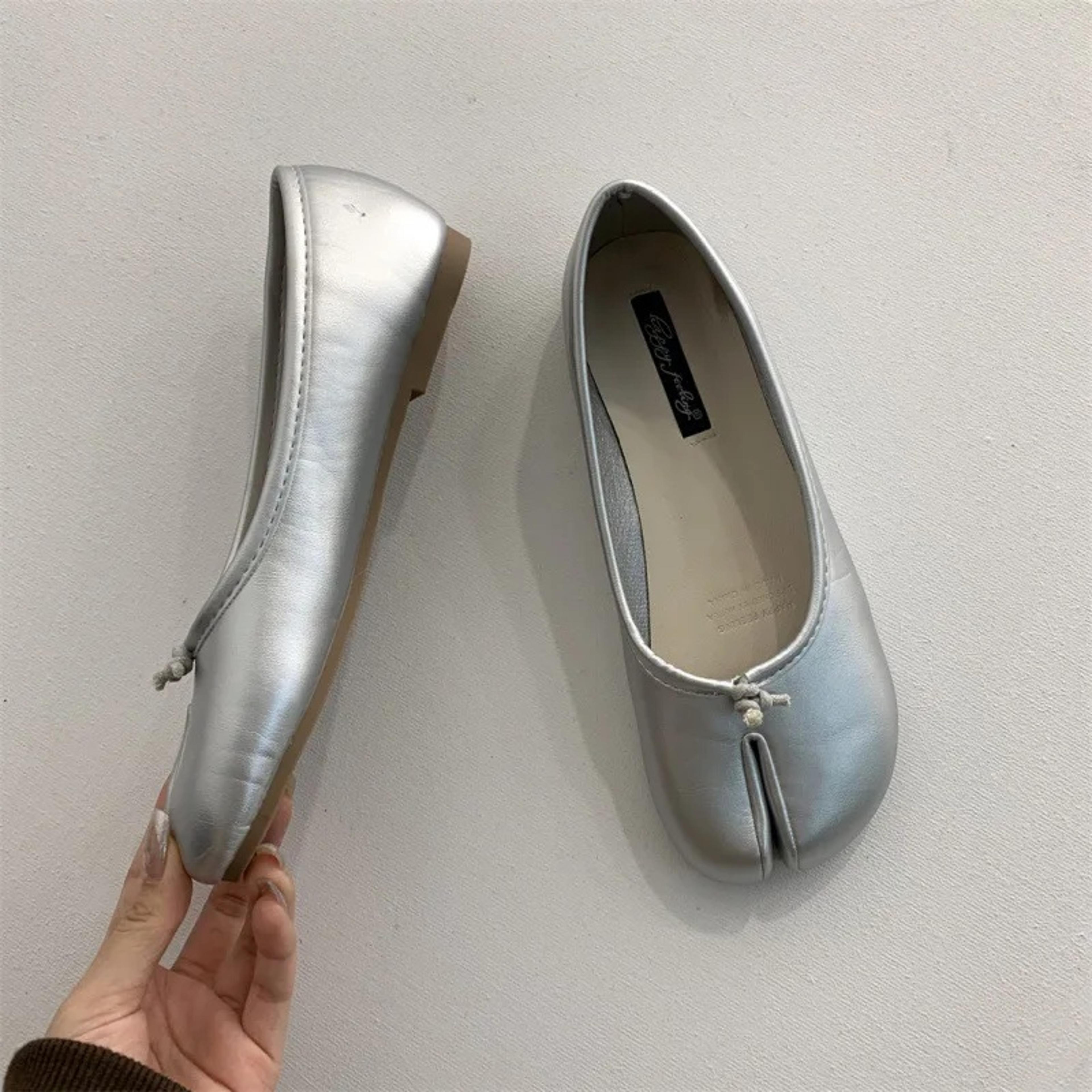 trendy women's pig hoof slippers, parted toe flat shoes with non-slip rubber sole for spring, autumn & indoor winter