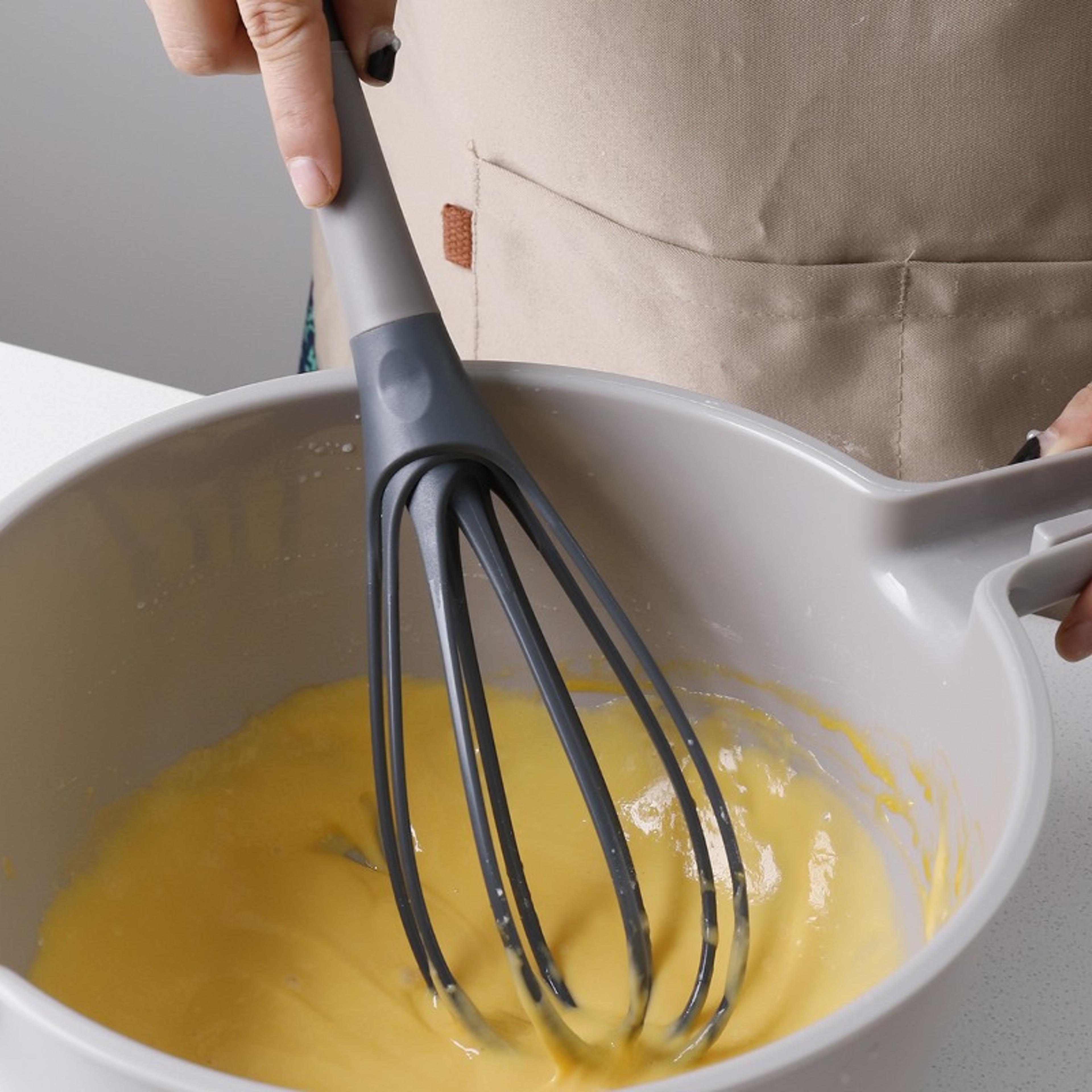 handheld egg whisk manual egg beater for cake batter and cream mixing