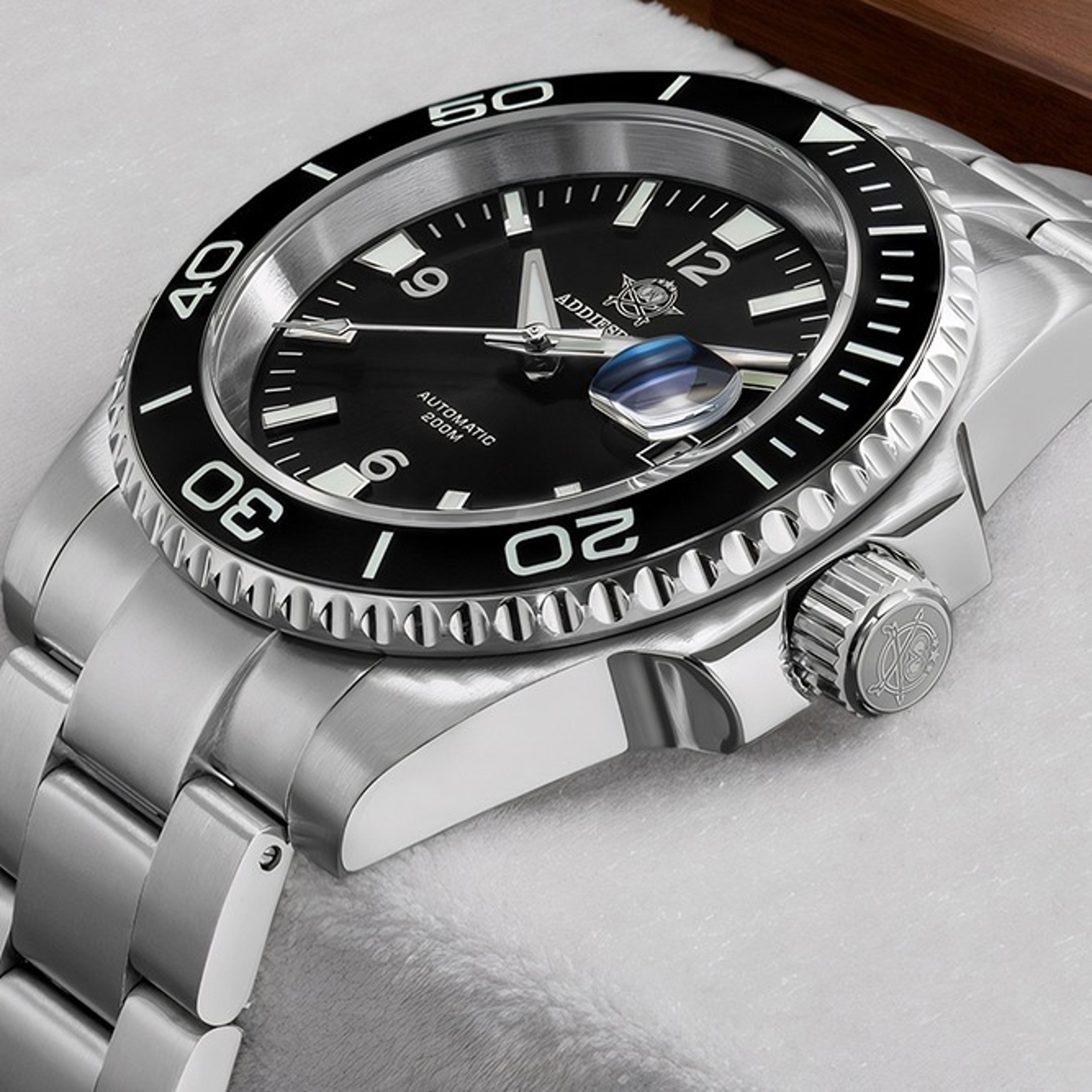 luxury mens automatic sapphire crystal dive watch with lume and water resistance