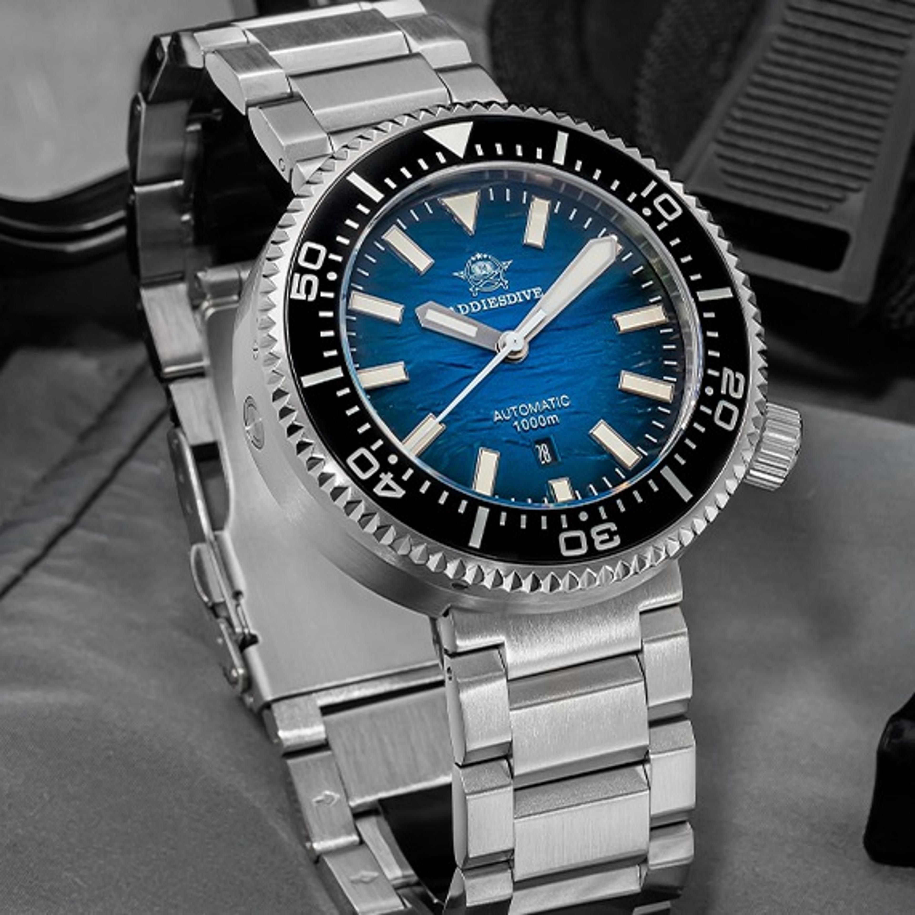 mens automatic dive watch with sapphire crystal water resistant luxury design