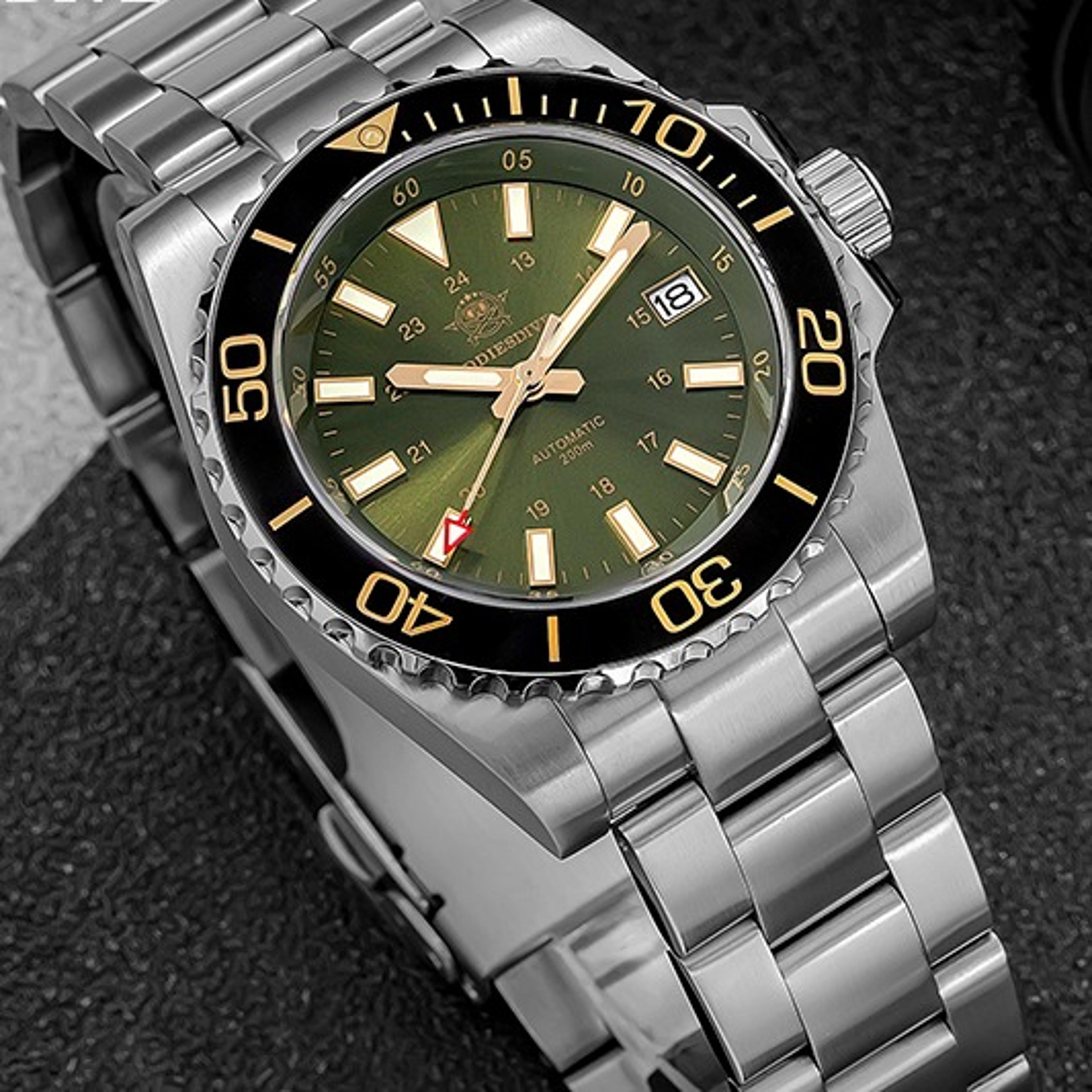 mens automatic diving watch with sapphire glass and waterproof mechanical movement