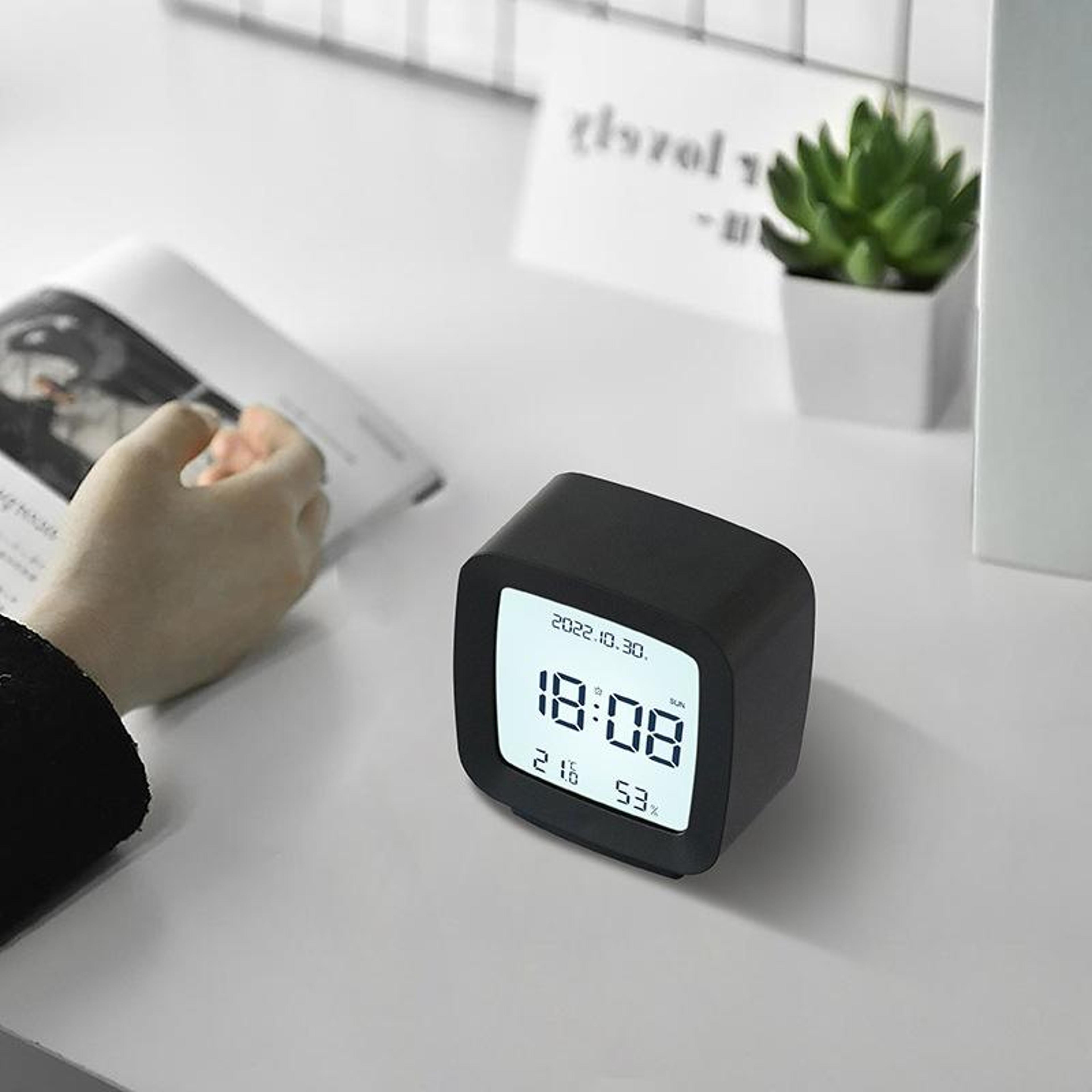 smartsense mini digital alarm clock with calendar, temperature & humidity monitor