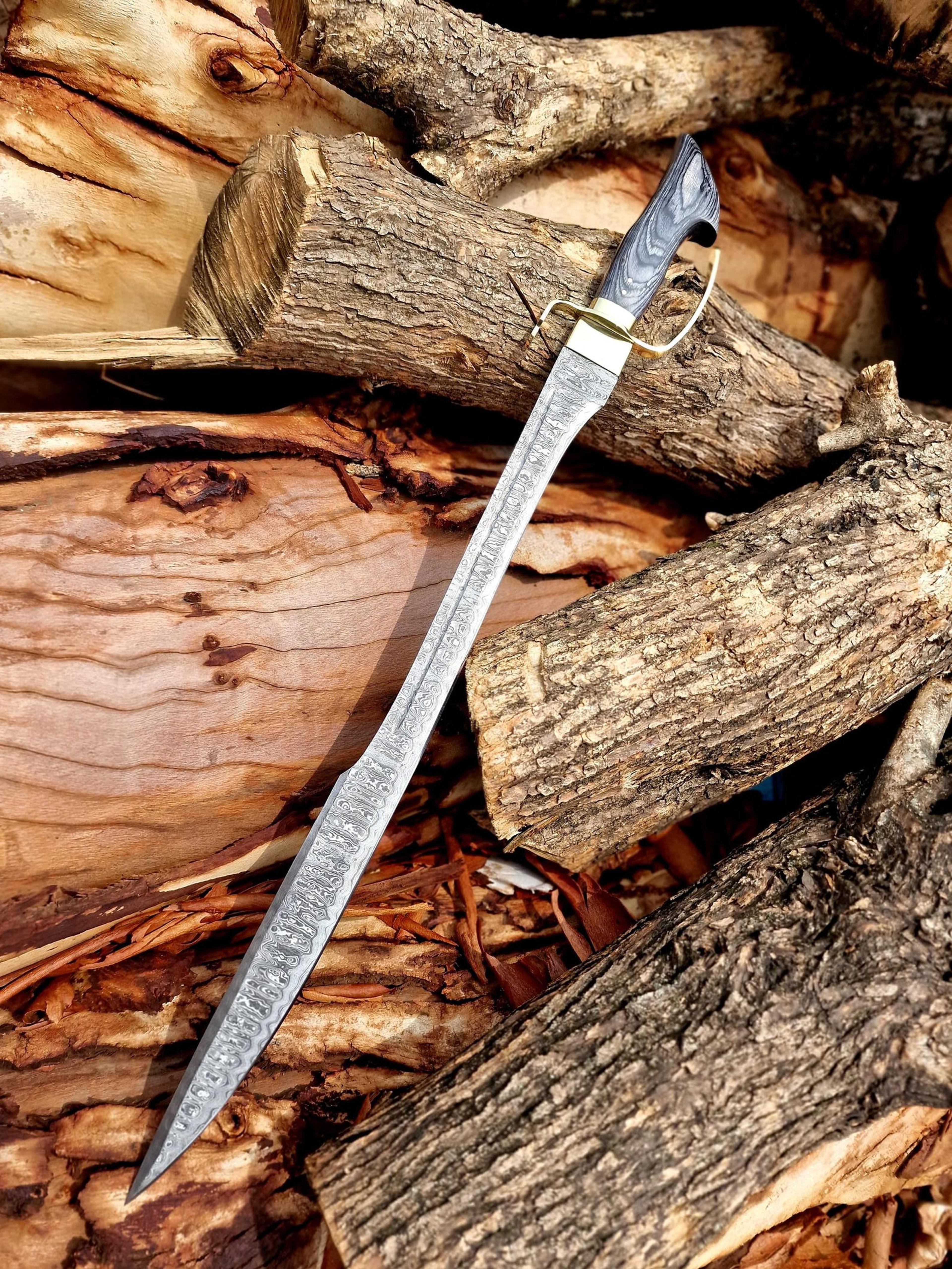damascus cavalier saber – 37 inch patterned steel blade with sculpted grip & brass knuckle guard