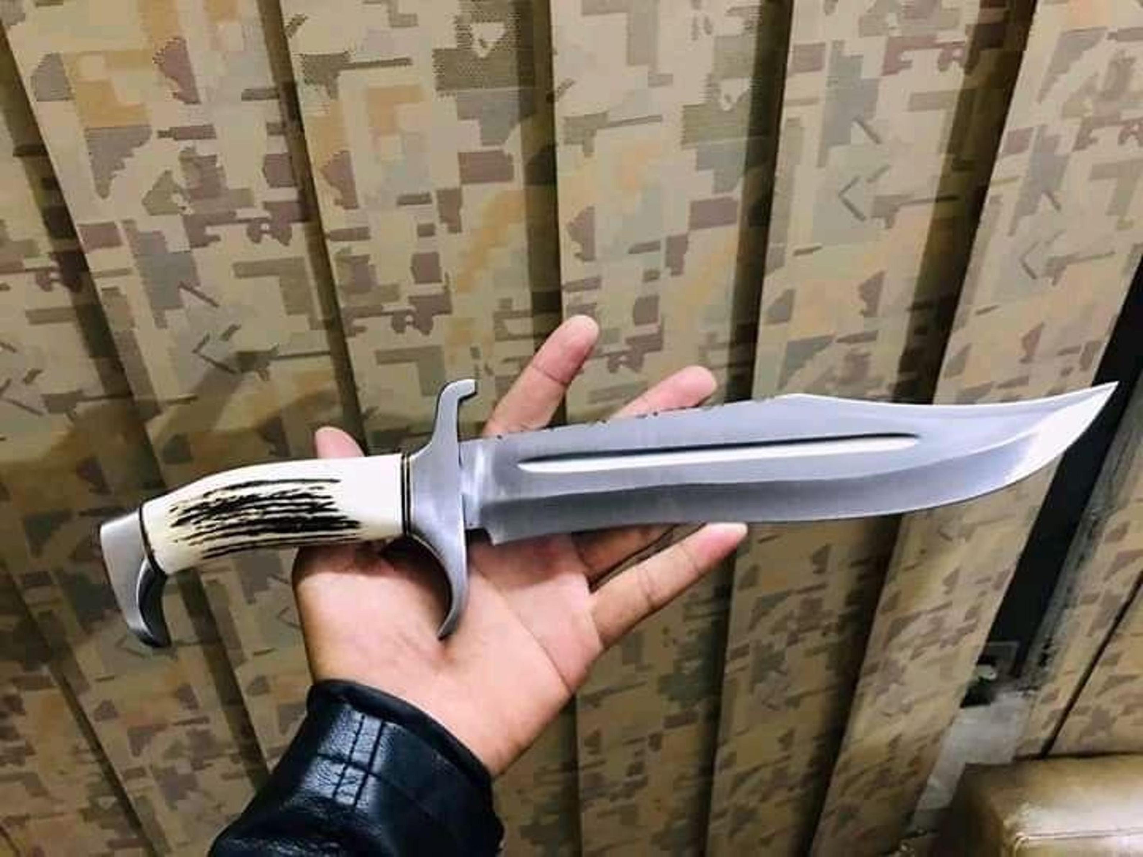 high-quality custom hand forged damascus steel hunter bowie knife with leather sheath and natural edge