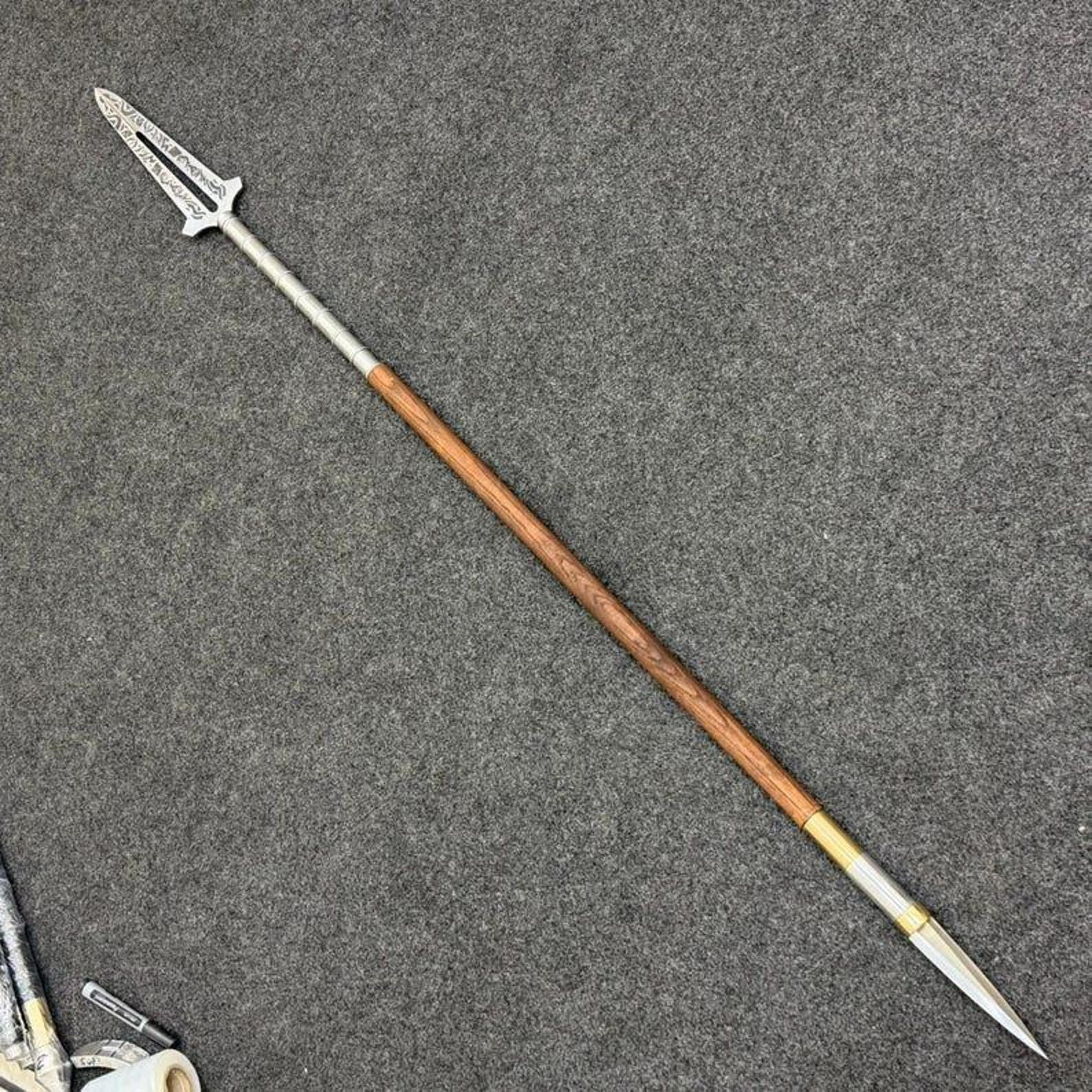 handcrafted damascus steel double-ended spear with hardwood shaft & protective covers – medieval collector polearm