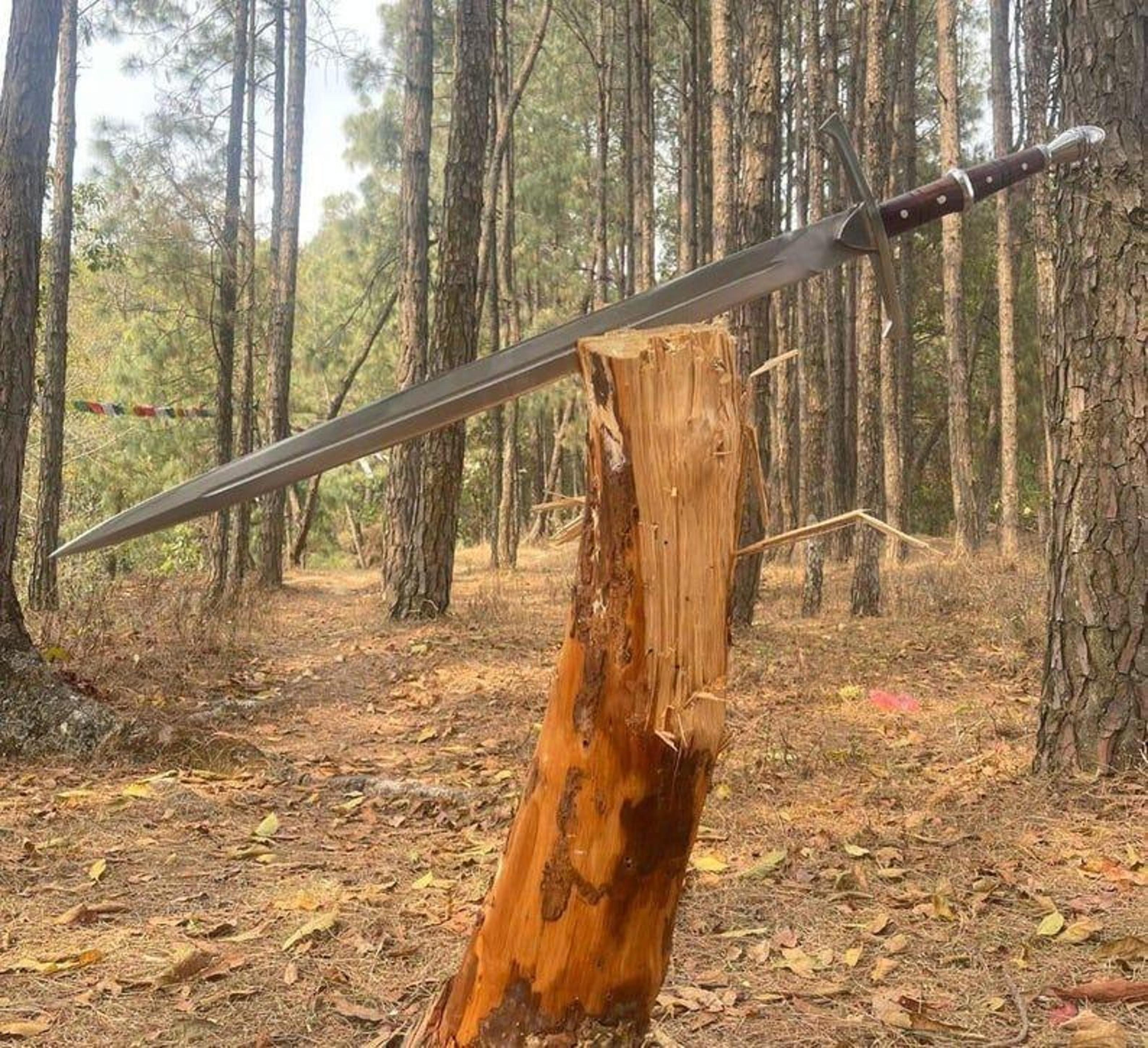 handmade medieval great sword with high carbon steel blade, hardwood handle & leather scabbard