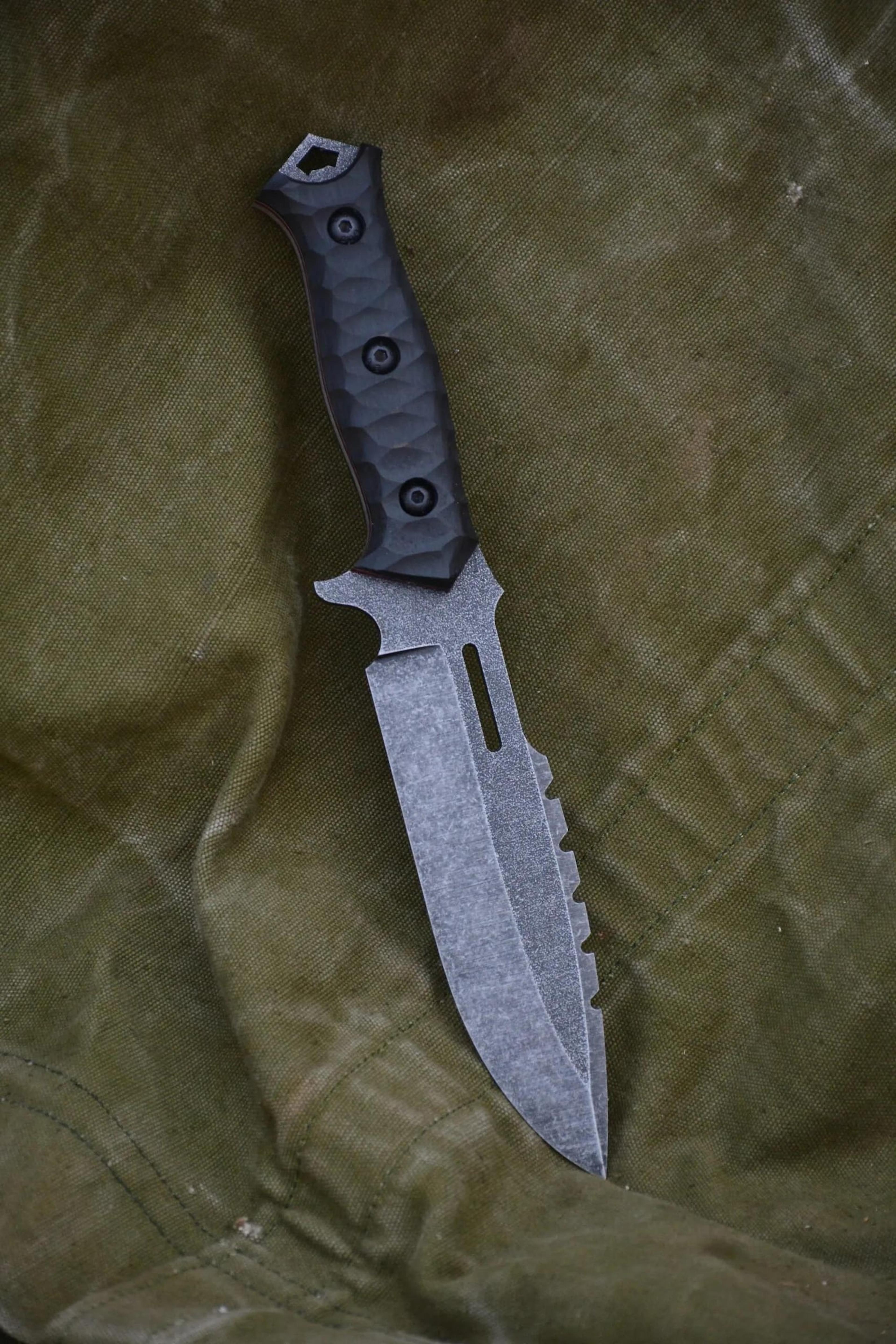 sleipner steel outdoor edc knife – tactical blade with textured black scales
