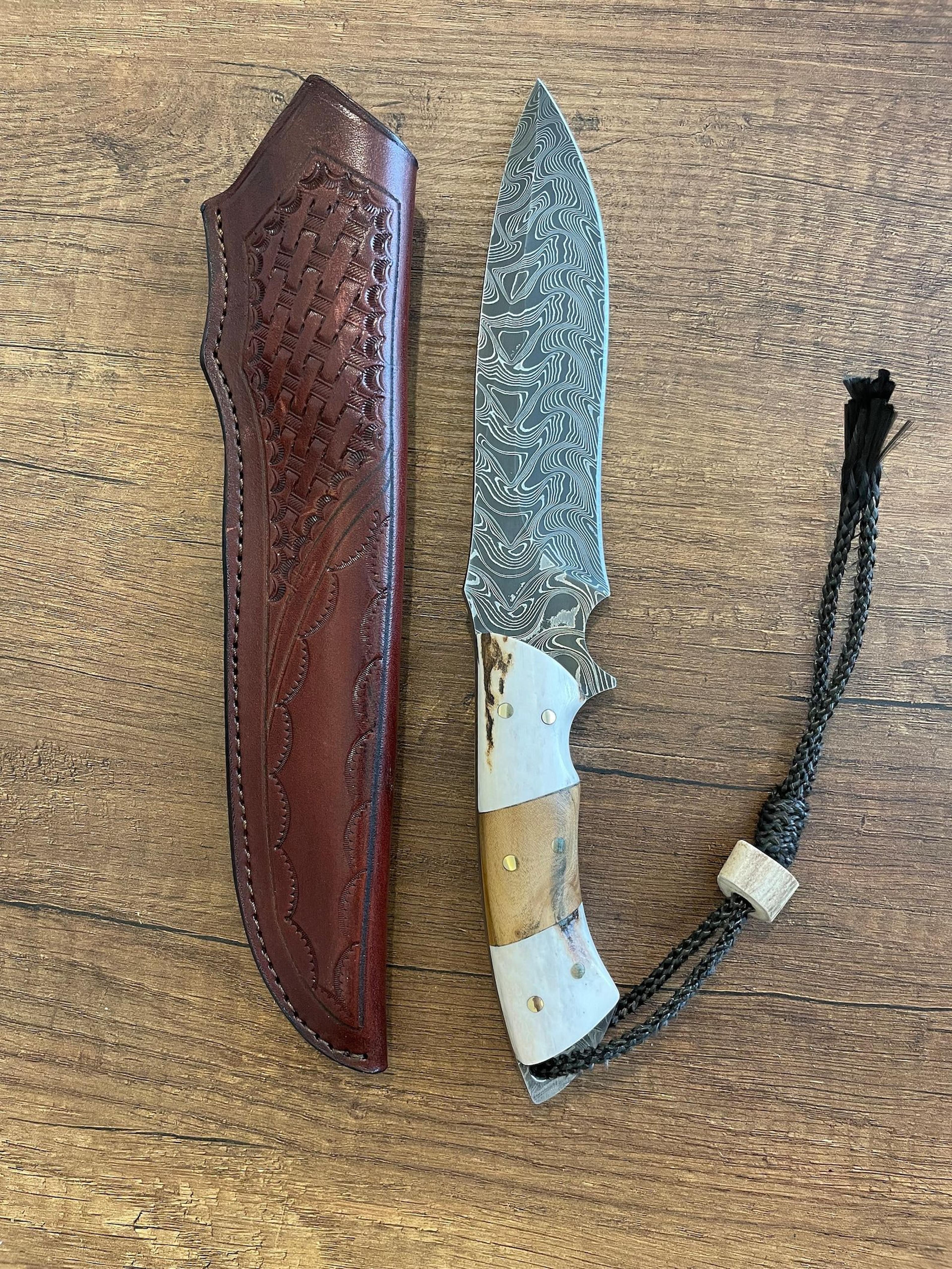 blacksmith style damascus hunting knife for camping, bushcraft & outdoor adventure