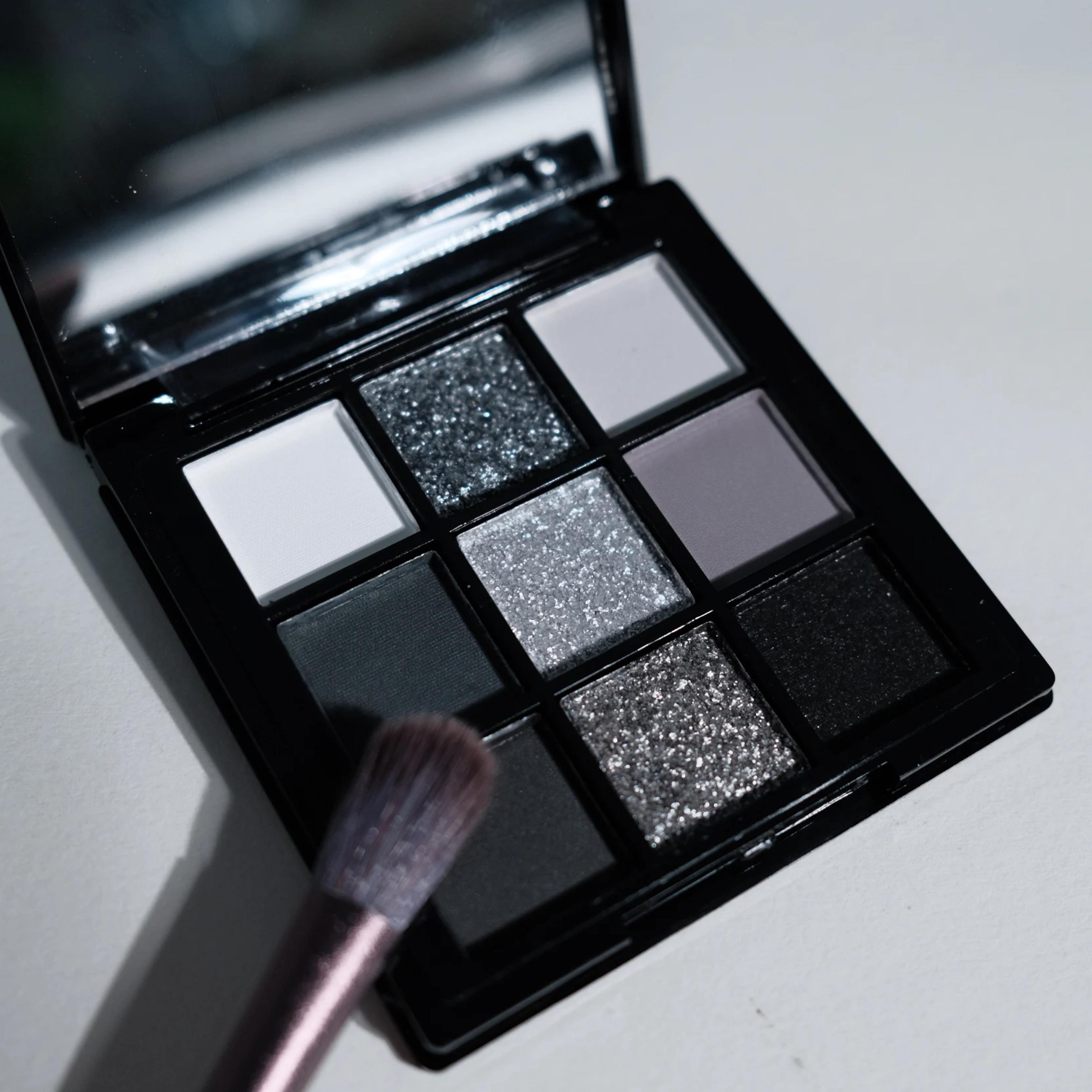 black swan shade smoky eyeshadow palette with matte and silver glitter shades