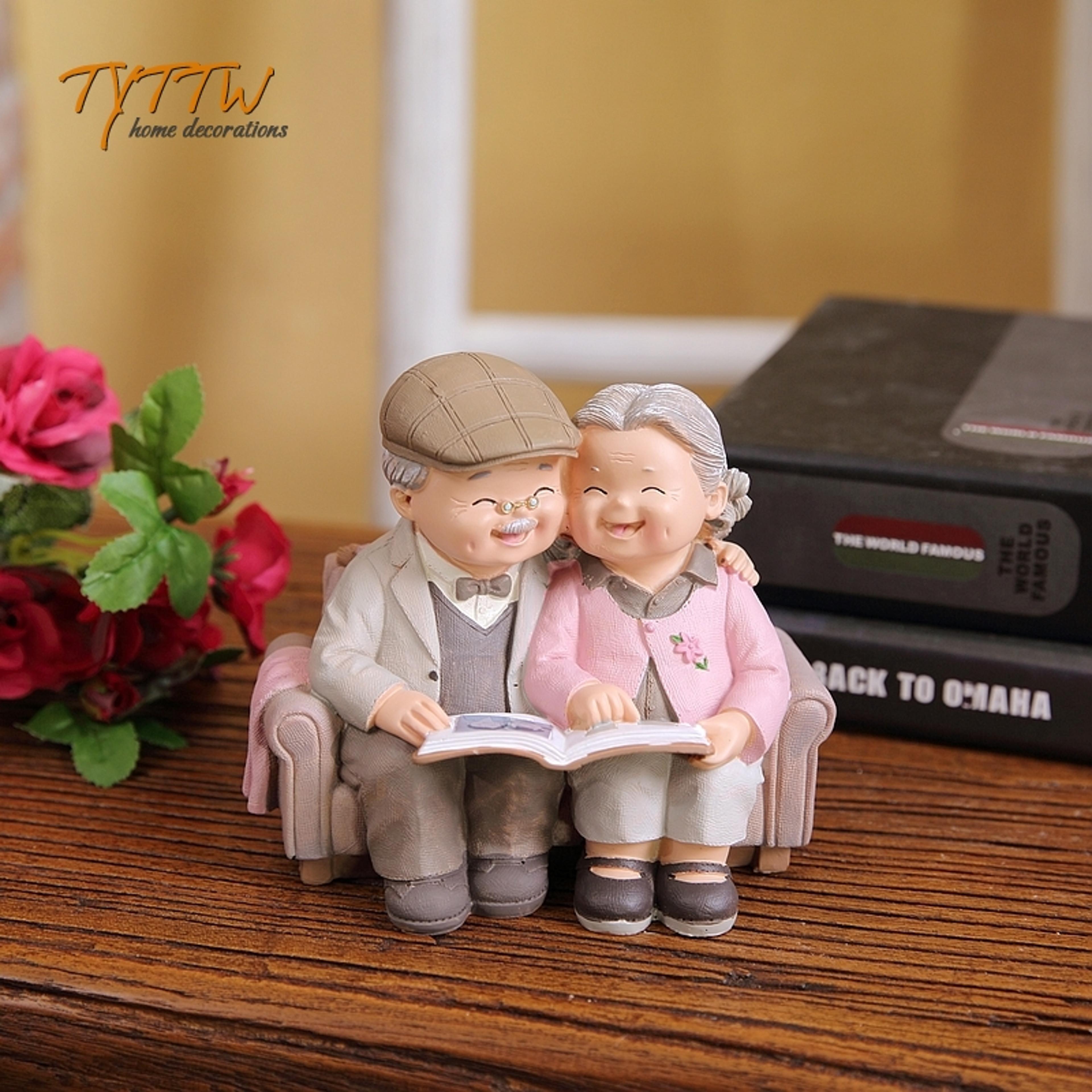 resin happy old couple home decor, old father and mother figurine, grand parents wedding anniversary gifts