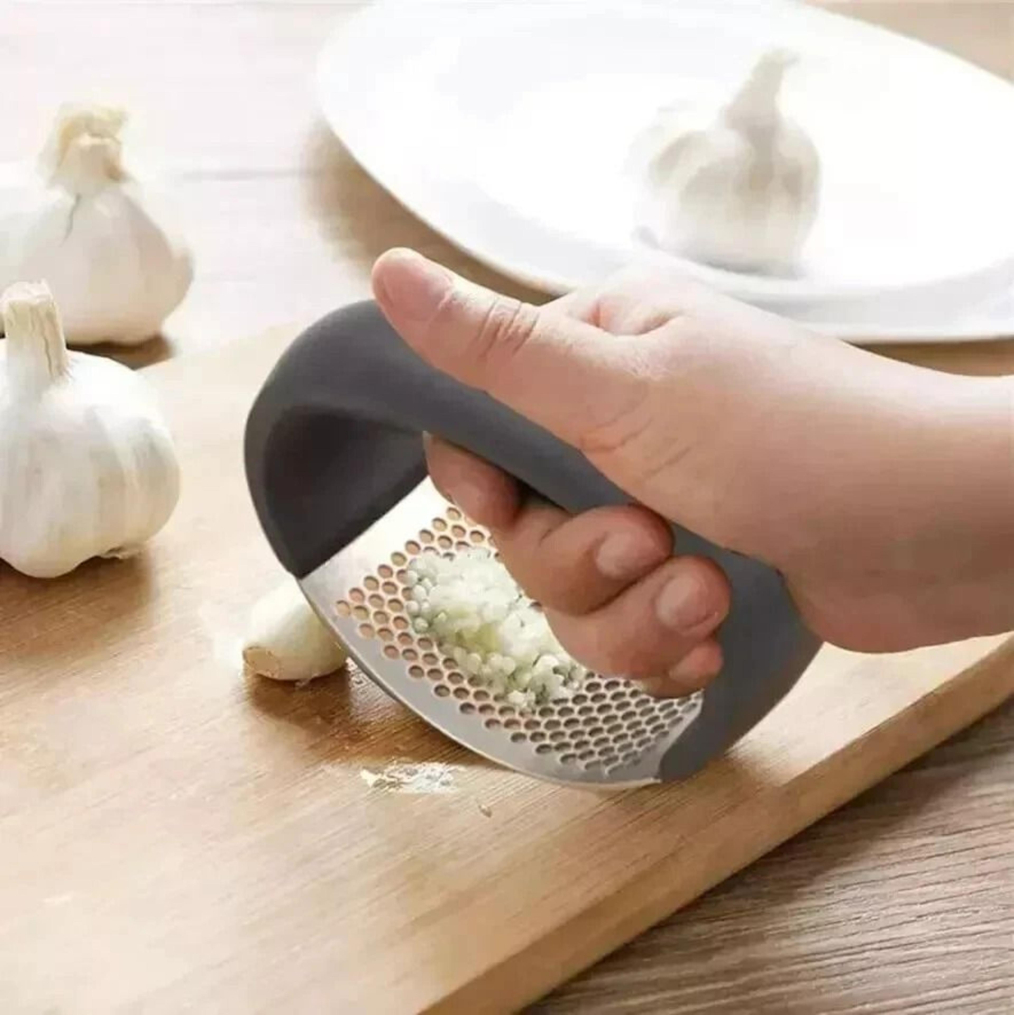 ergonomic garlic press, rustproof stainless steel, curved garlic masher for efficient vegetable chopping