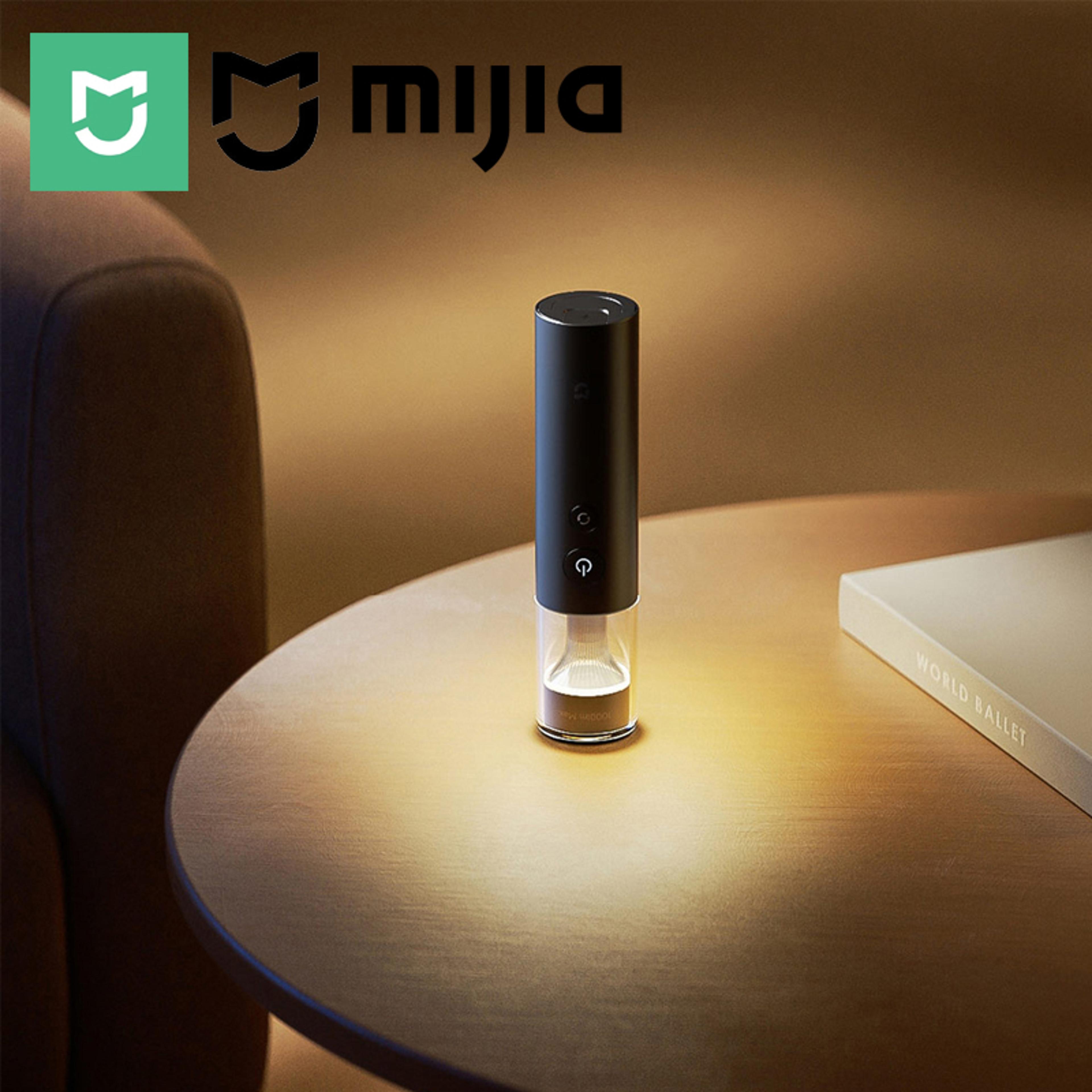 rechargeable multifunctional flashlight with 1000 lumens and 30-hour battery life