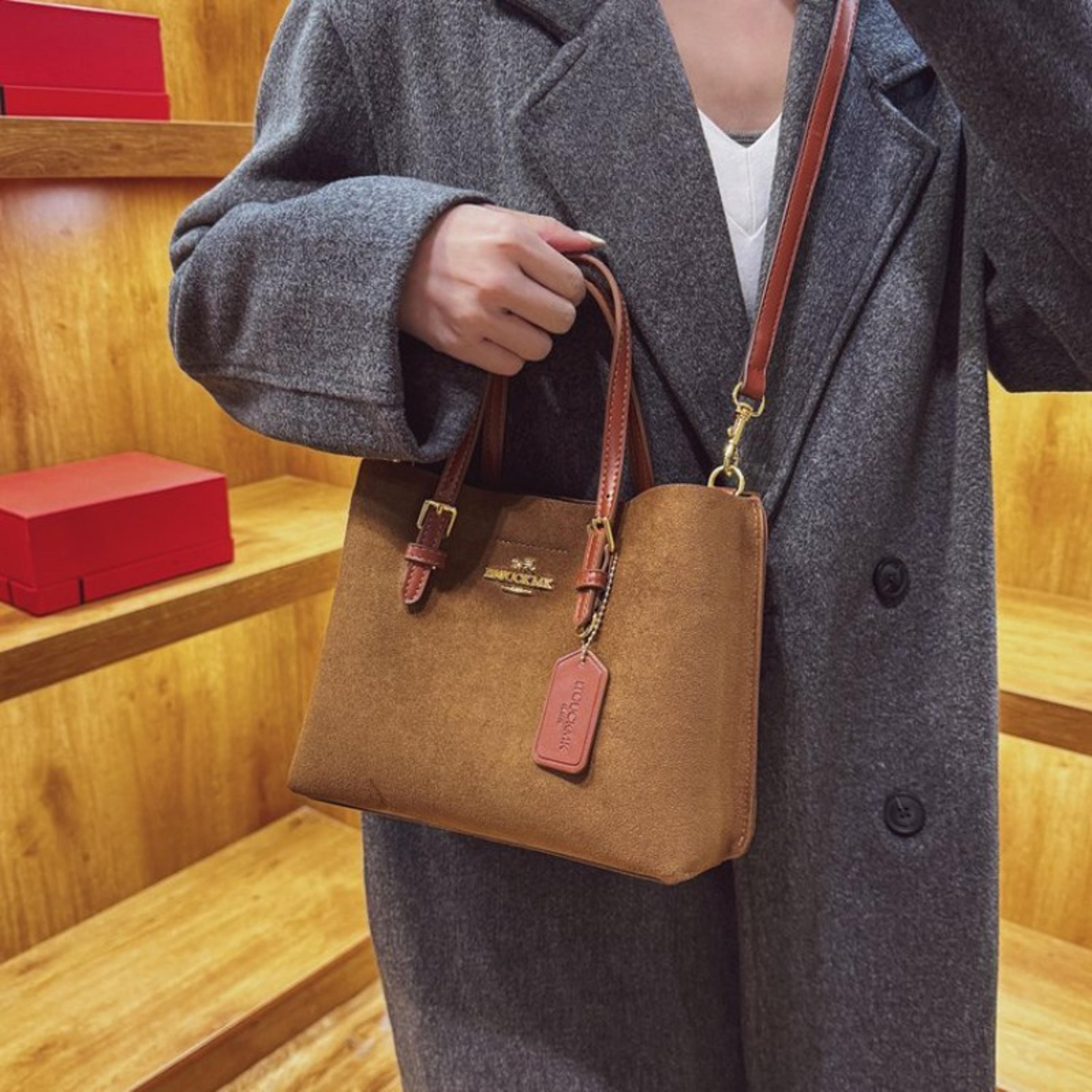 sophisticated vintage crossbody bag: large capacity luxury style commuter handbag