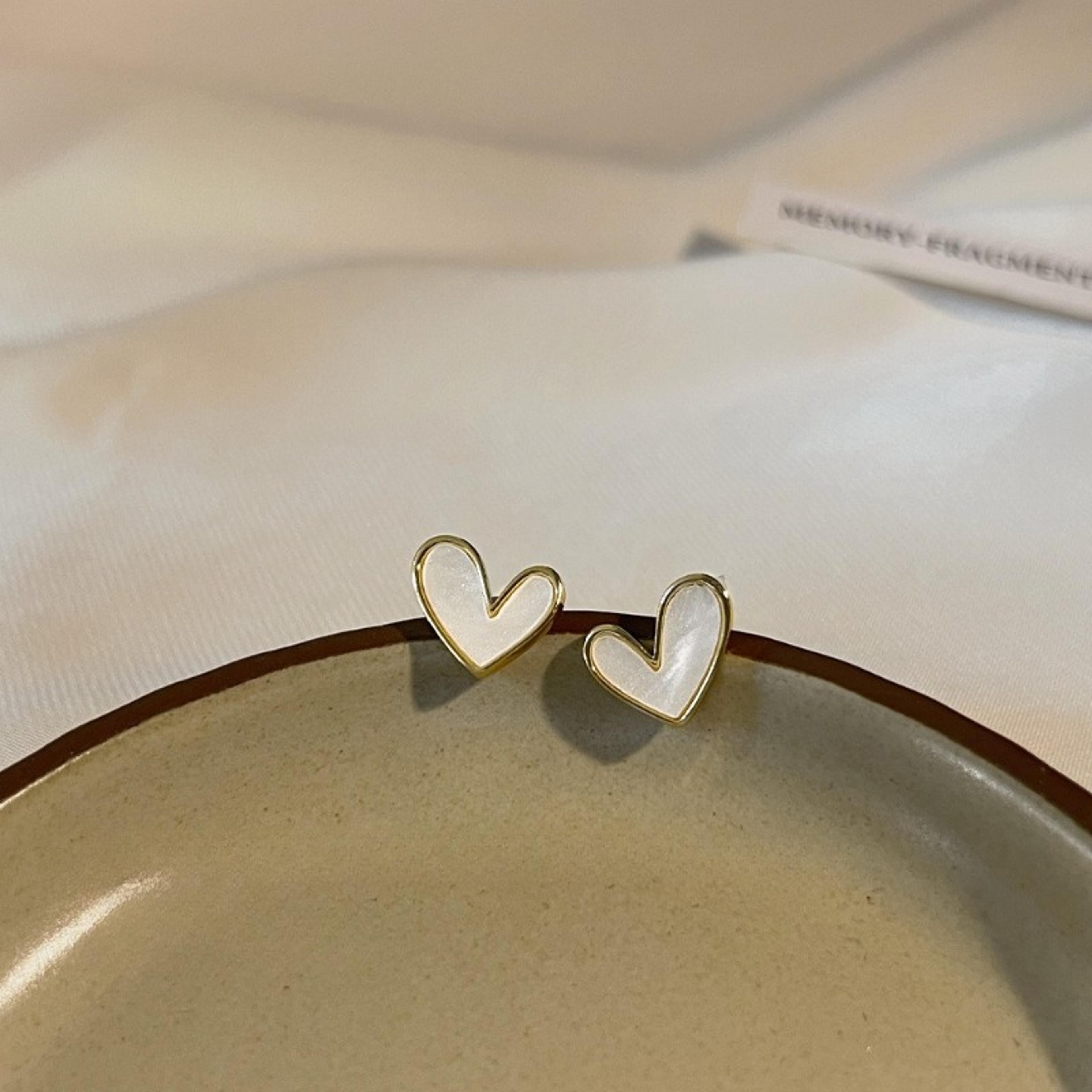 vintage heart shaped blue white love stud earrings