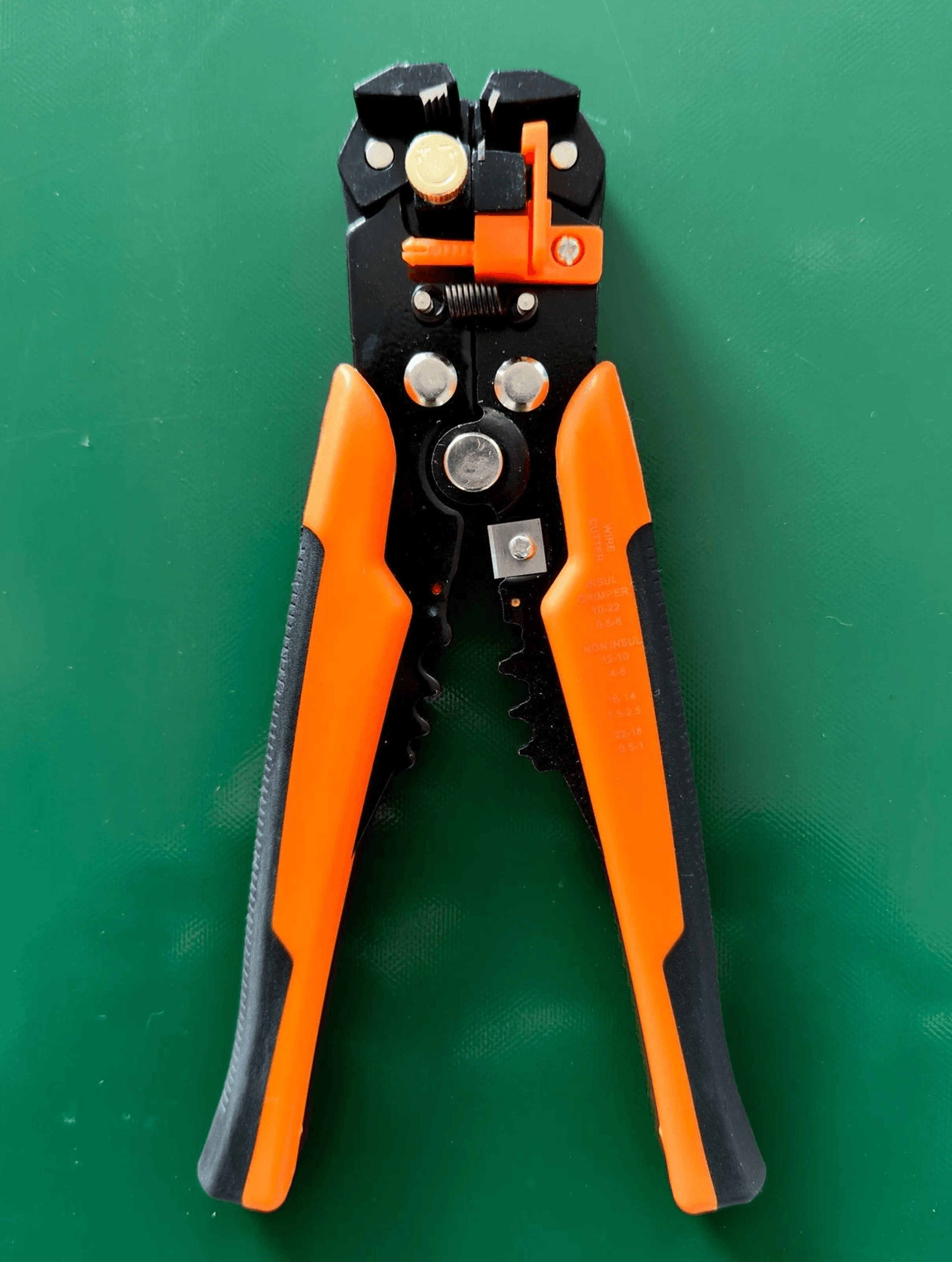 self adjusting wire stripper crimper tool for fast clean cuts