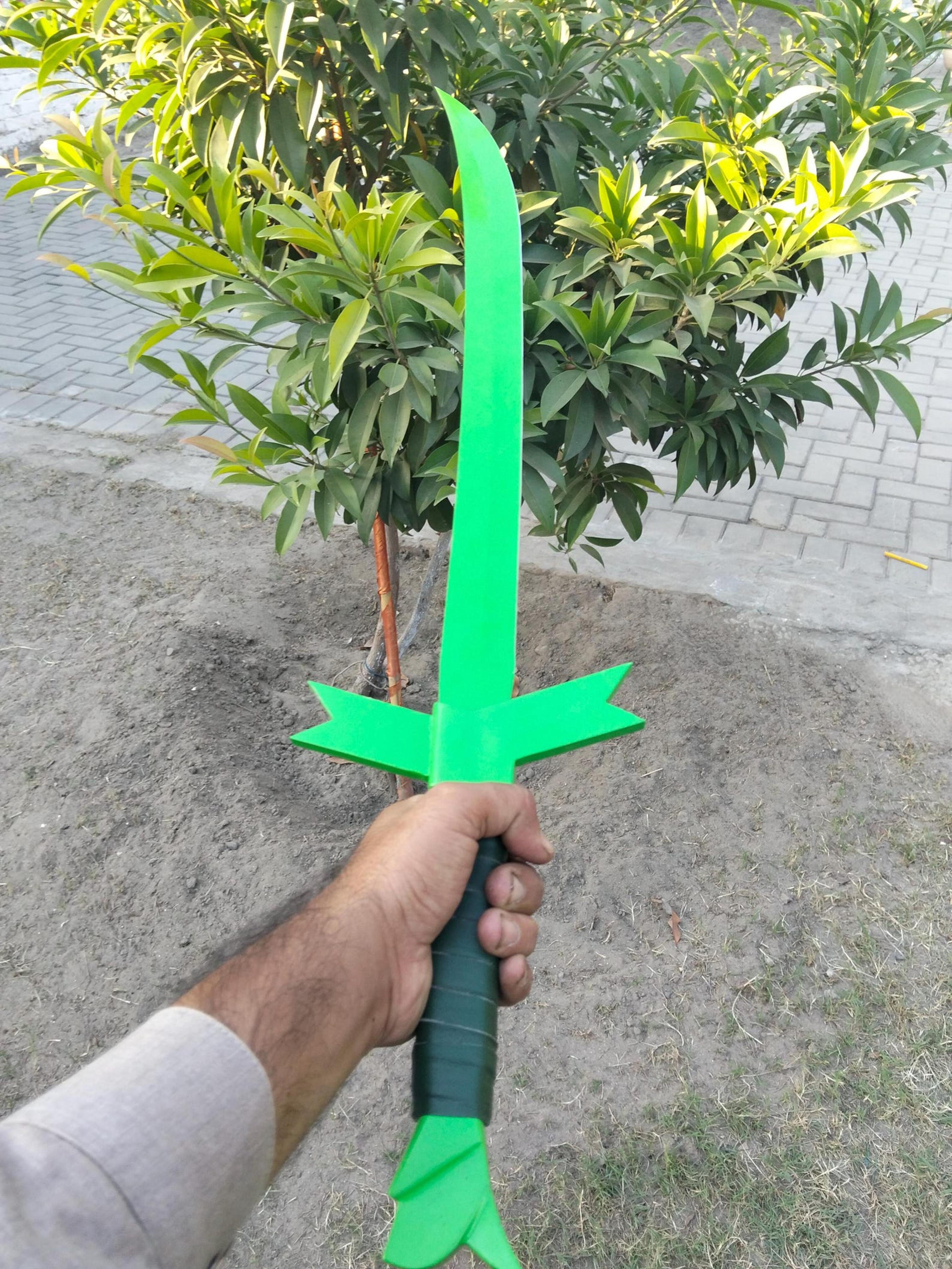 hand forged emerald crescent saber – vivid green curved blade with winged crossguard