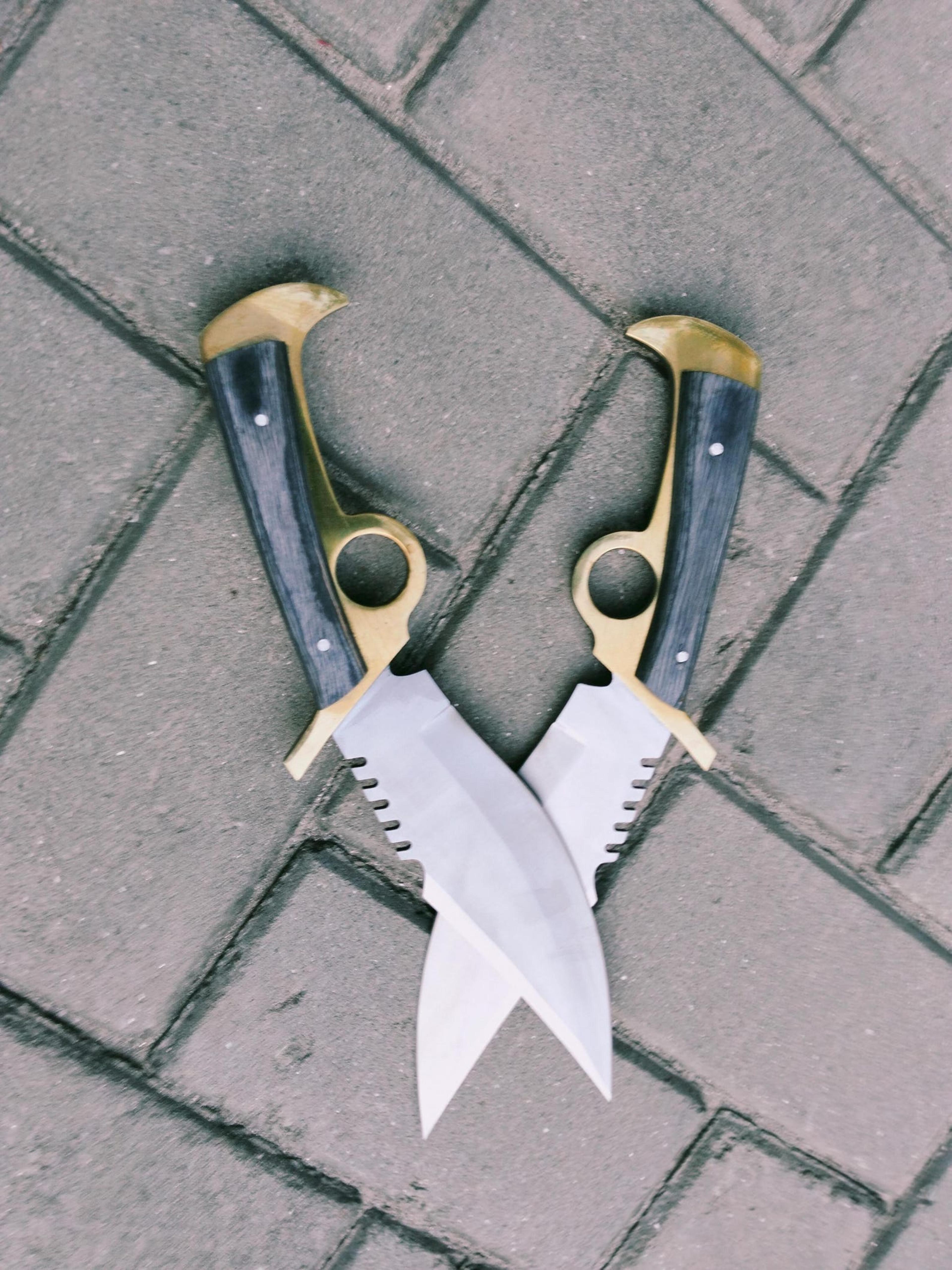 riddick ulak knife set – pair of curved stainless steel fantasy blades with wood handles for display & collectors