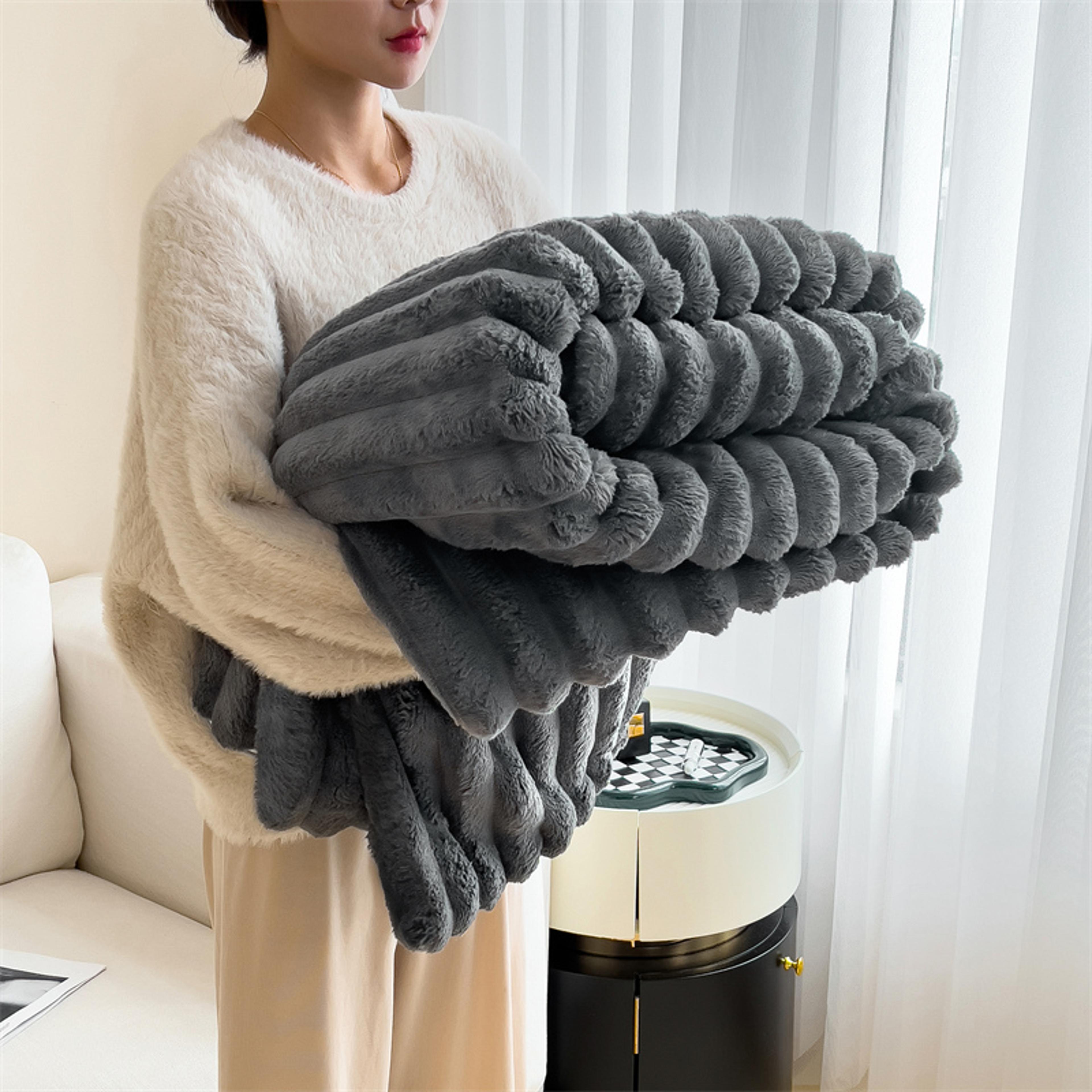 luxury plush blanket thick winter fleece throw blanket for bed, sofa & couch