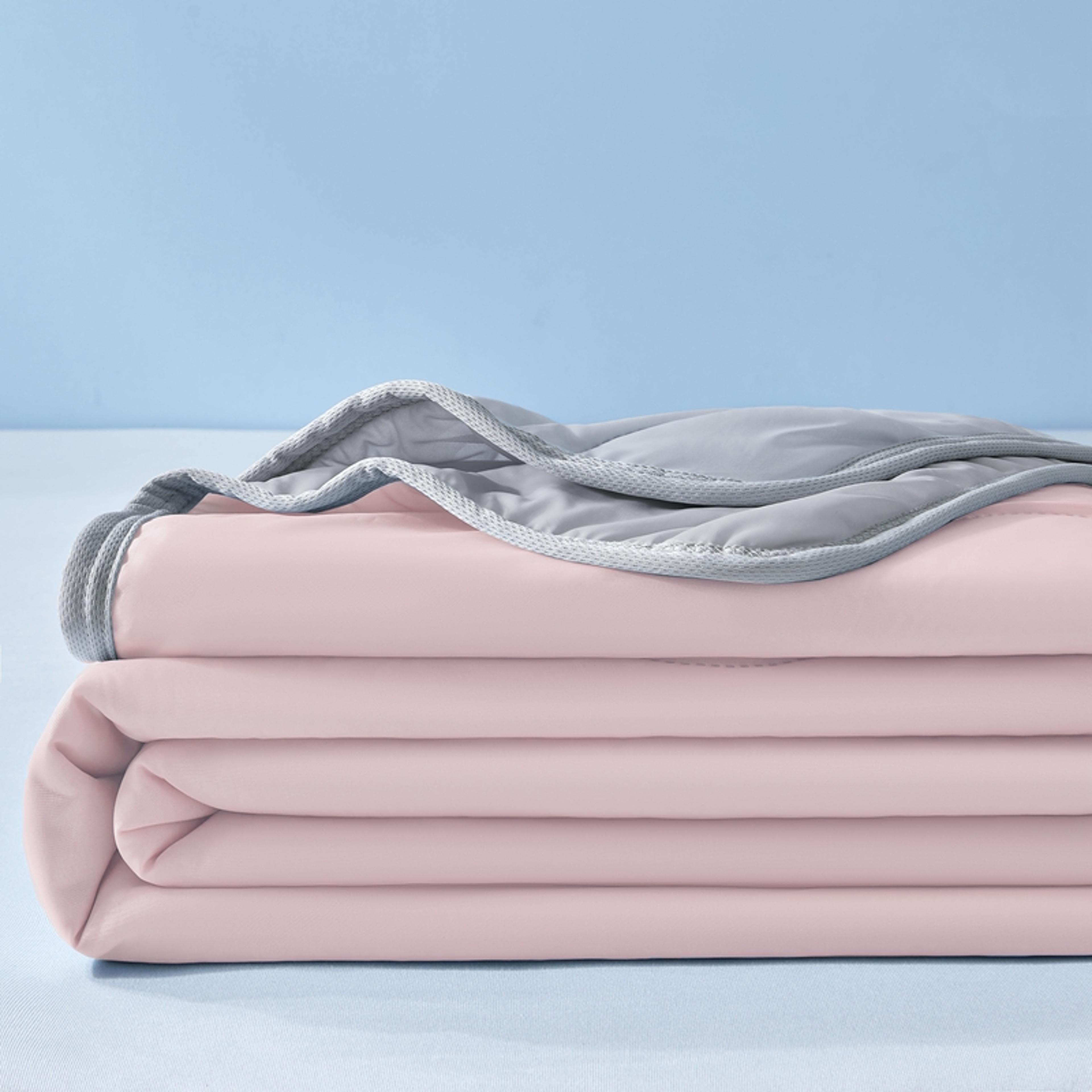 arc chill cooling blanket for hot sleepers lightweight summer blanket with heat absorbing cool fiber