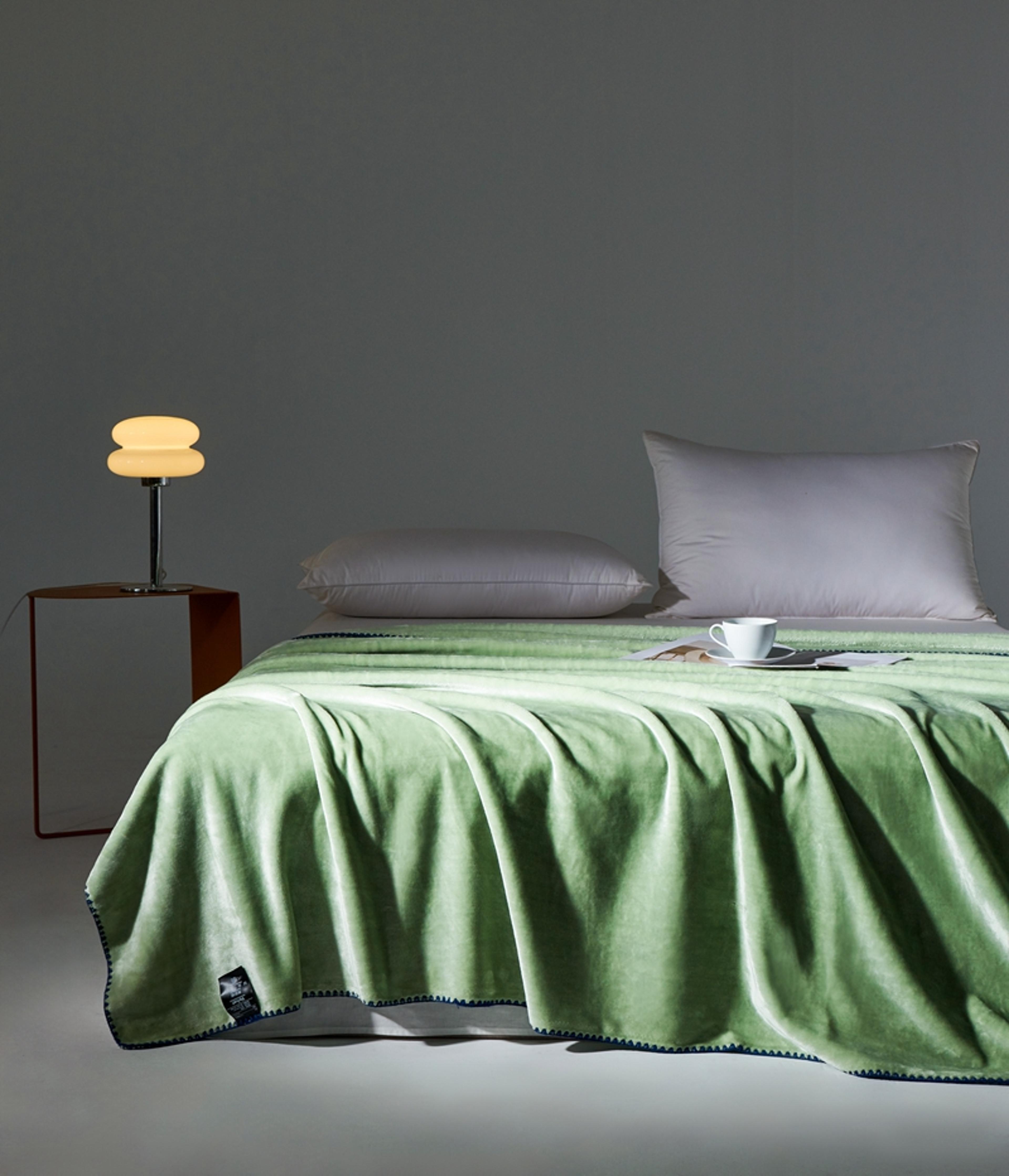 ultra soft velvet blanket cozy soft throw blanket for bed, sofa, travel & everyday comfort
