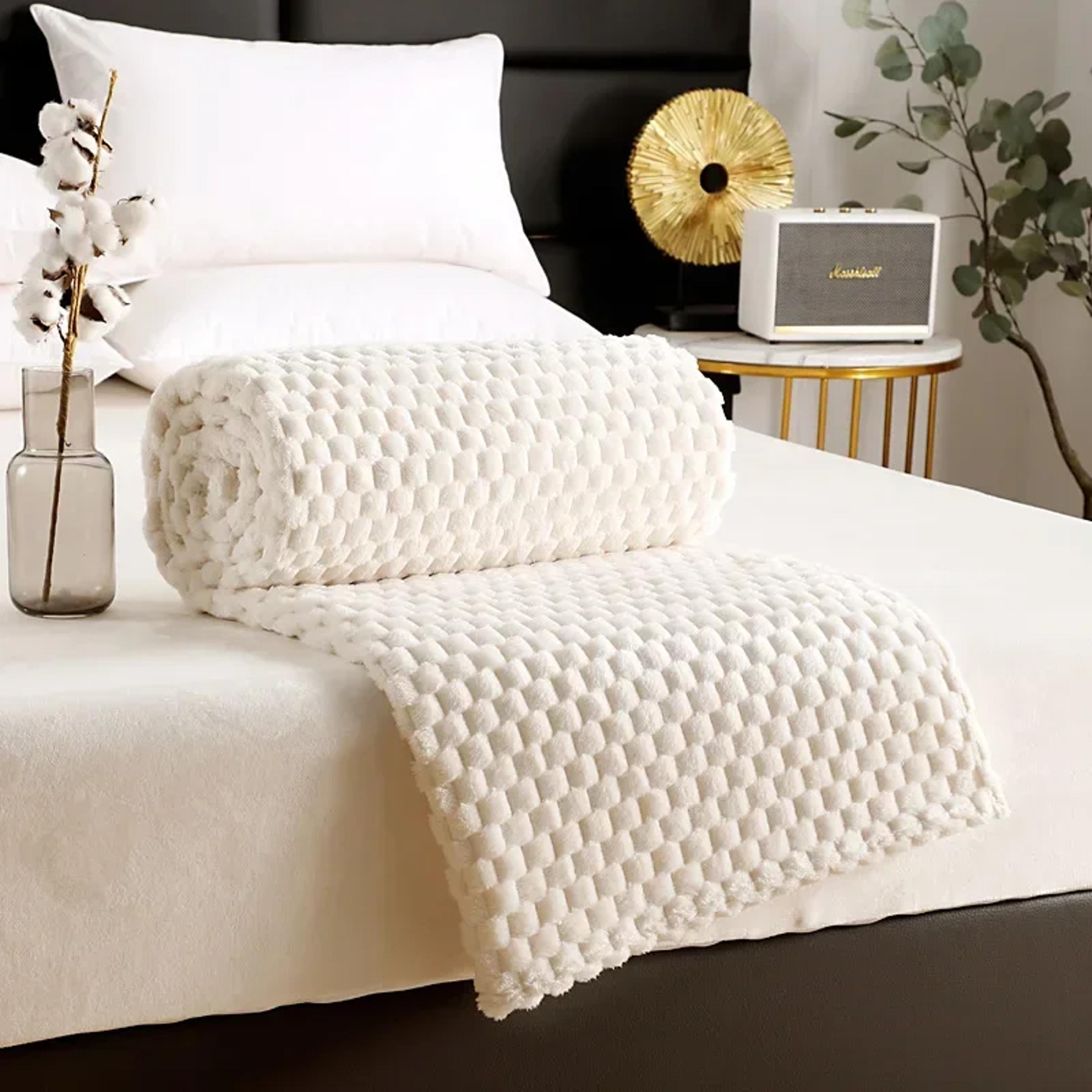 ultra soft flannel fleece blanket cozy plush throw blanket for sofa, couch & bed