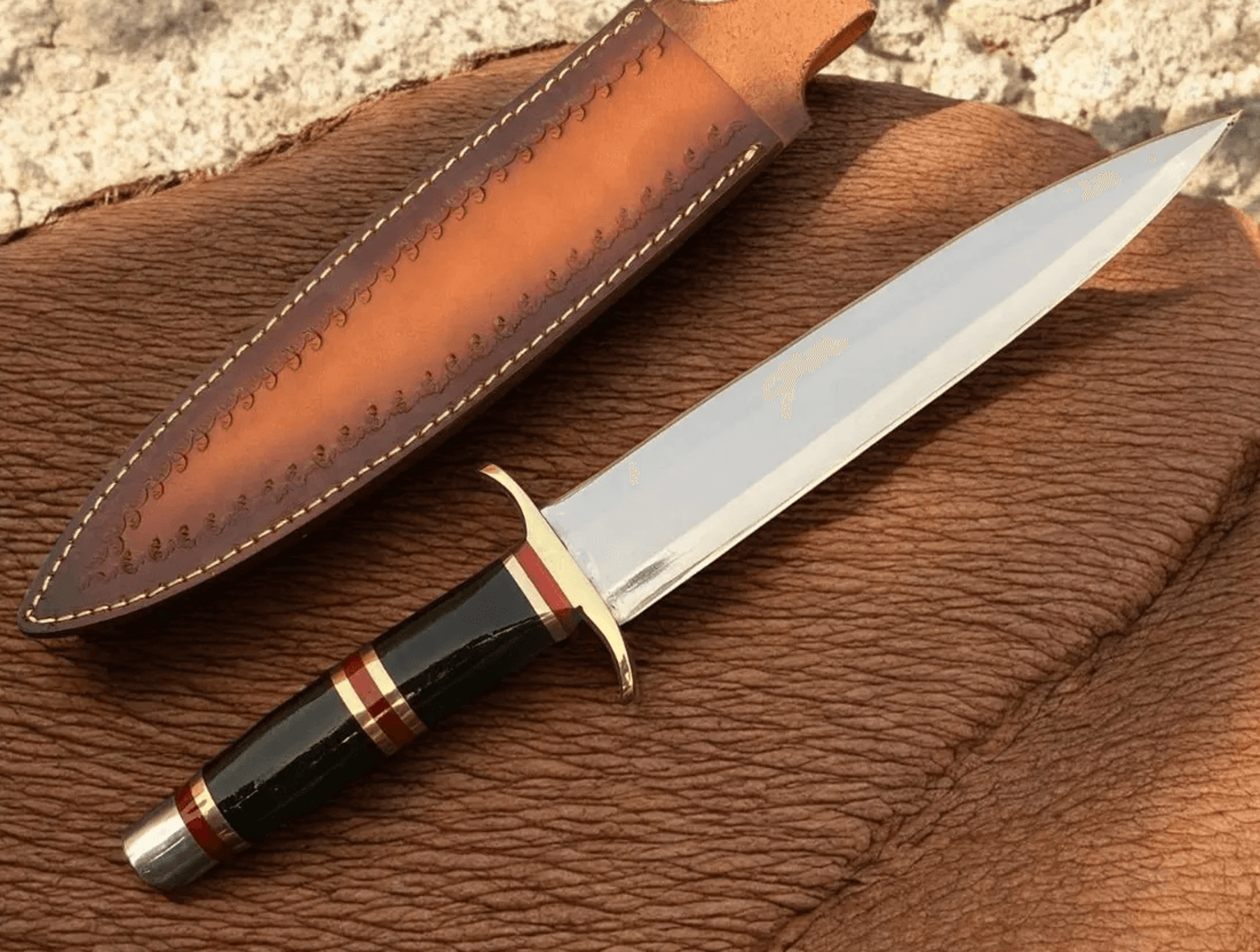 full tang d2 steel bowie knife | horn handle & brass guard | hunting knife with leather sheath