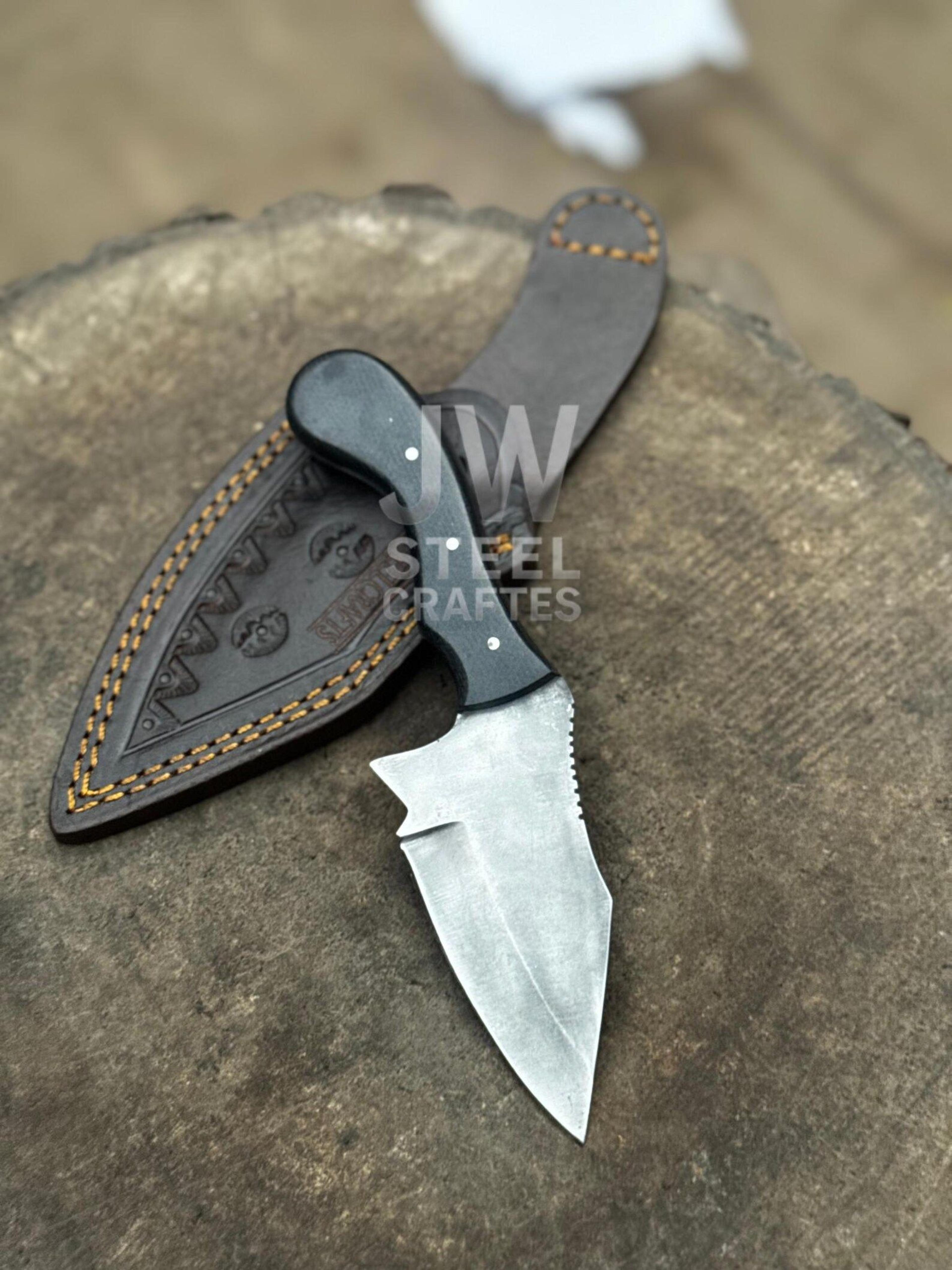 handmade mini damascus skinner knife with unique horn handle and leather sheath - perfect for hunters