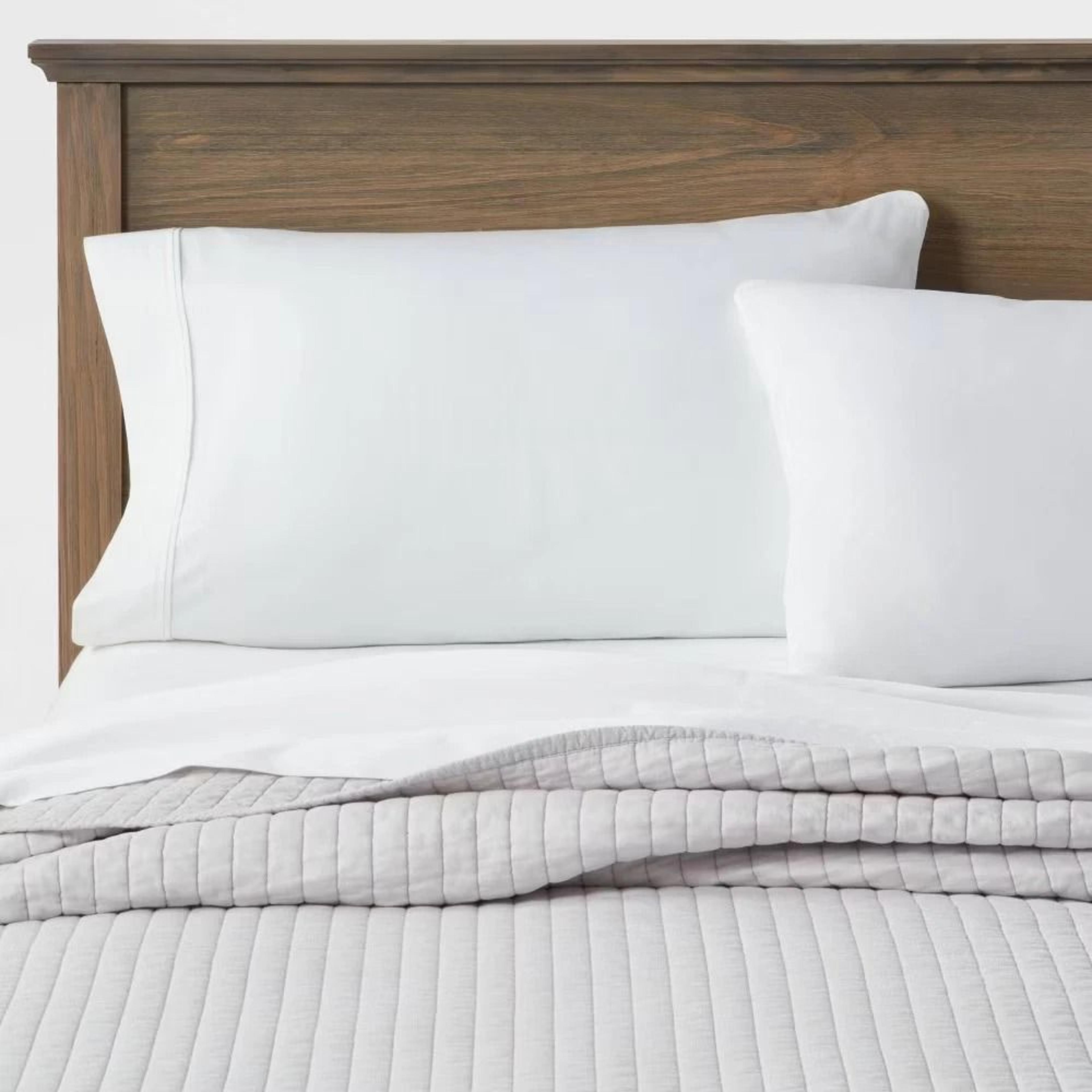 threshold full/queen washed cotton sateen quilt, light gray, cozy & stylish bedding
