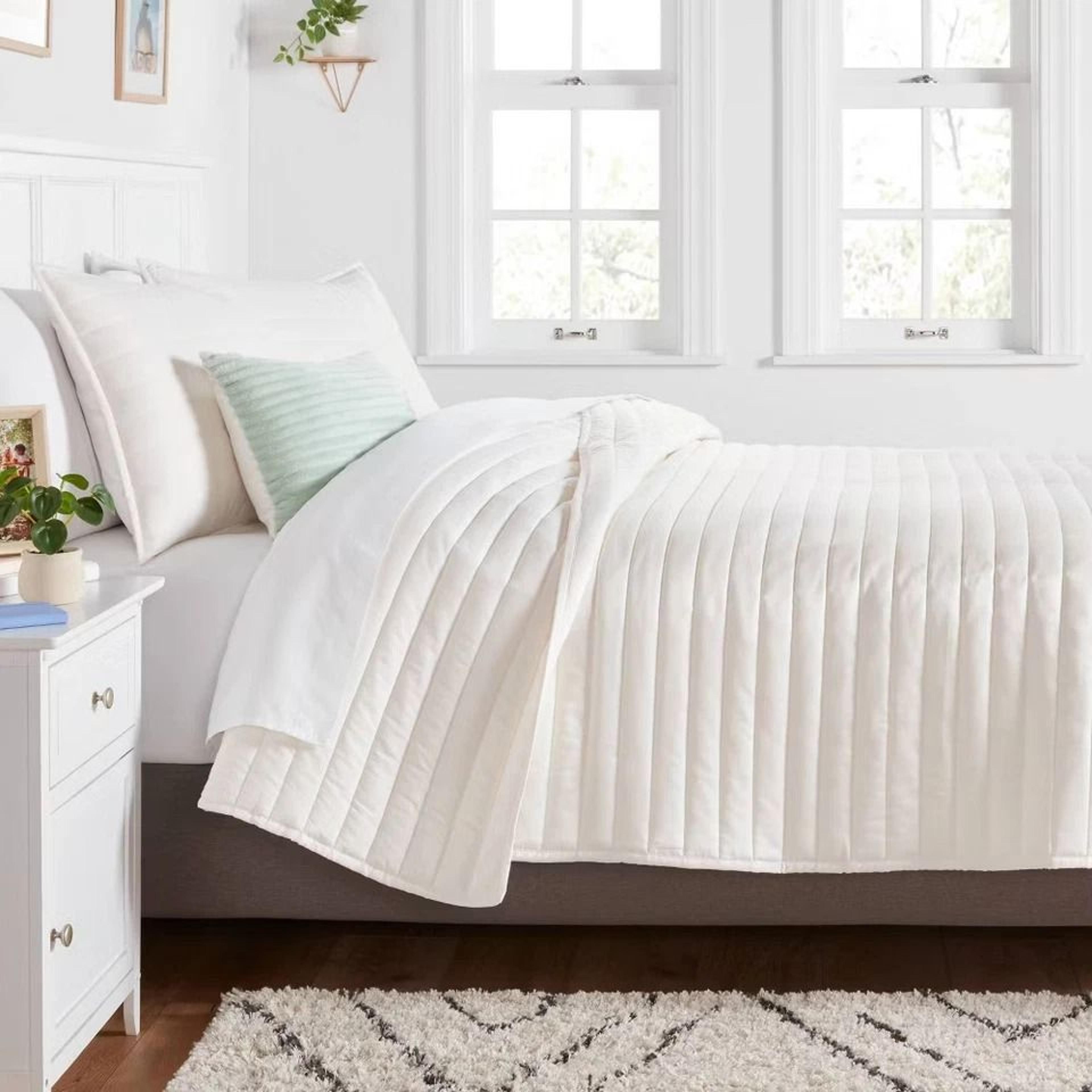 room essentials full/queen satin quilt, ivory sateen coverlet, midweight, soft and machine washable