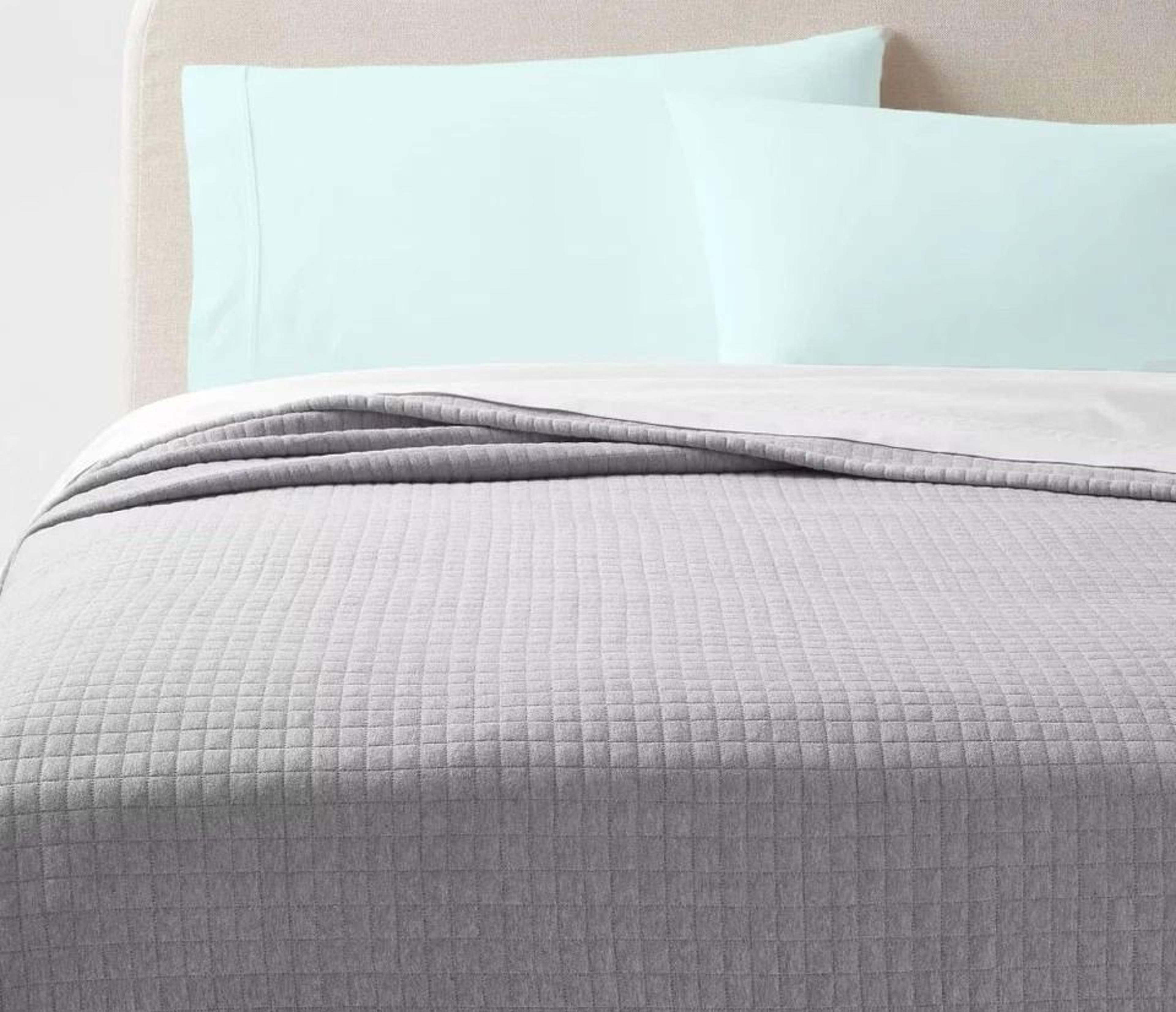 soft full/queen jersey quilt, heather gray, cozy polyester fill, machine washable - threshold