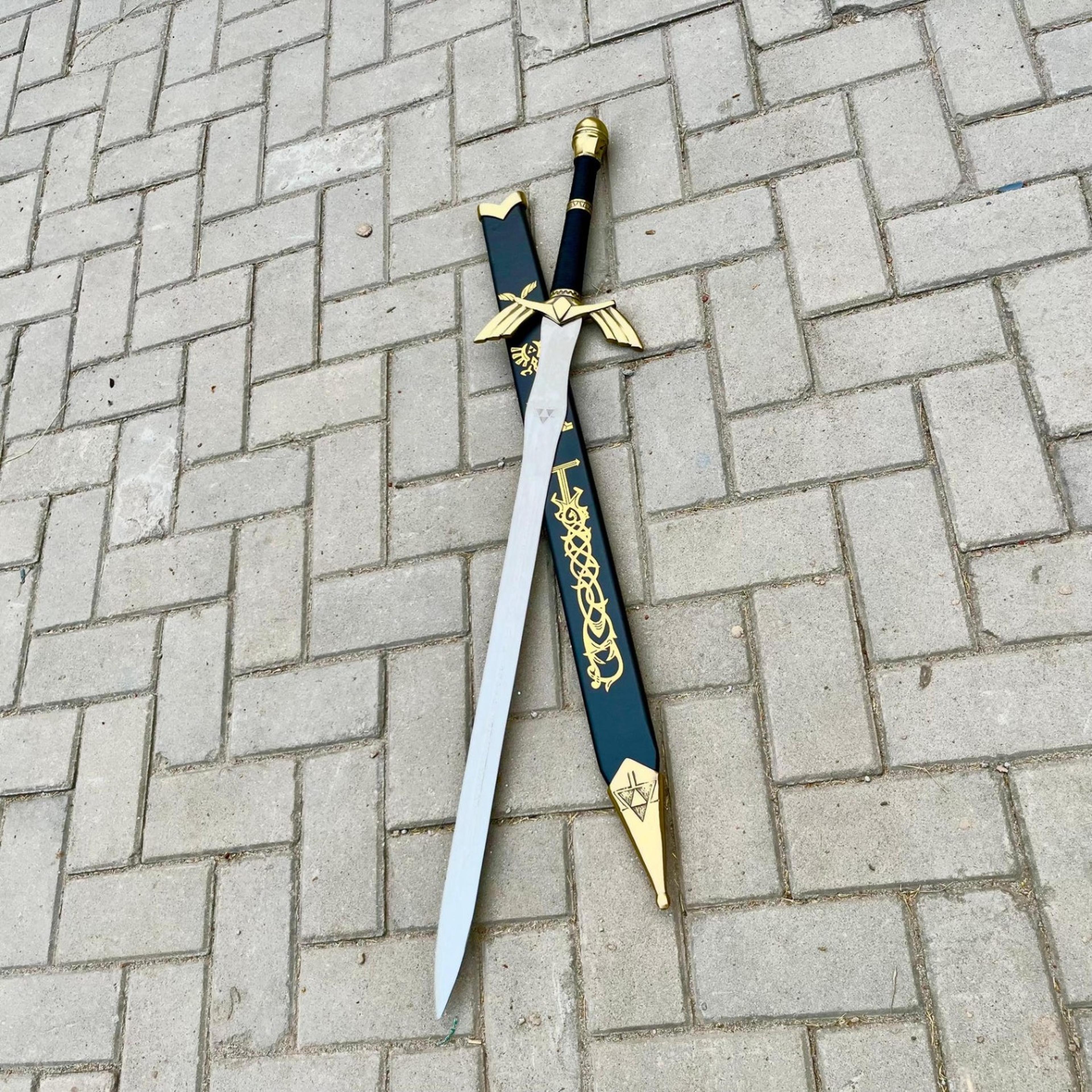handcrafted 51in dark link master sword replica zelda steel blade gold wing guard black grip & hylian scabbard