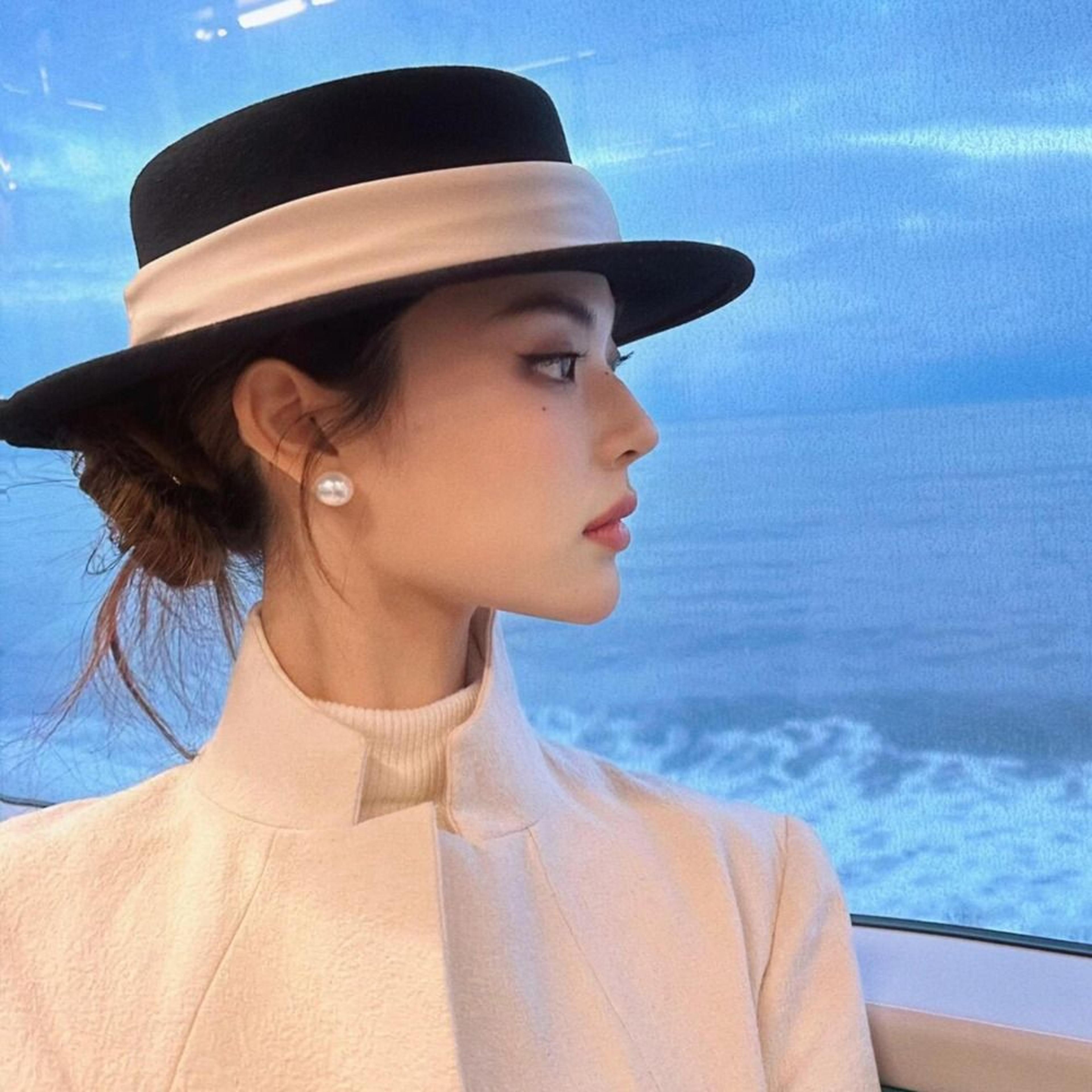 elegant flat top felt fedora hat with wide brim for women