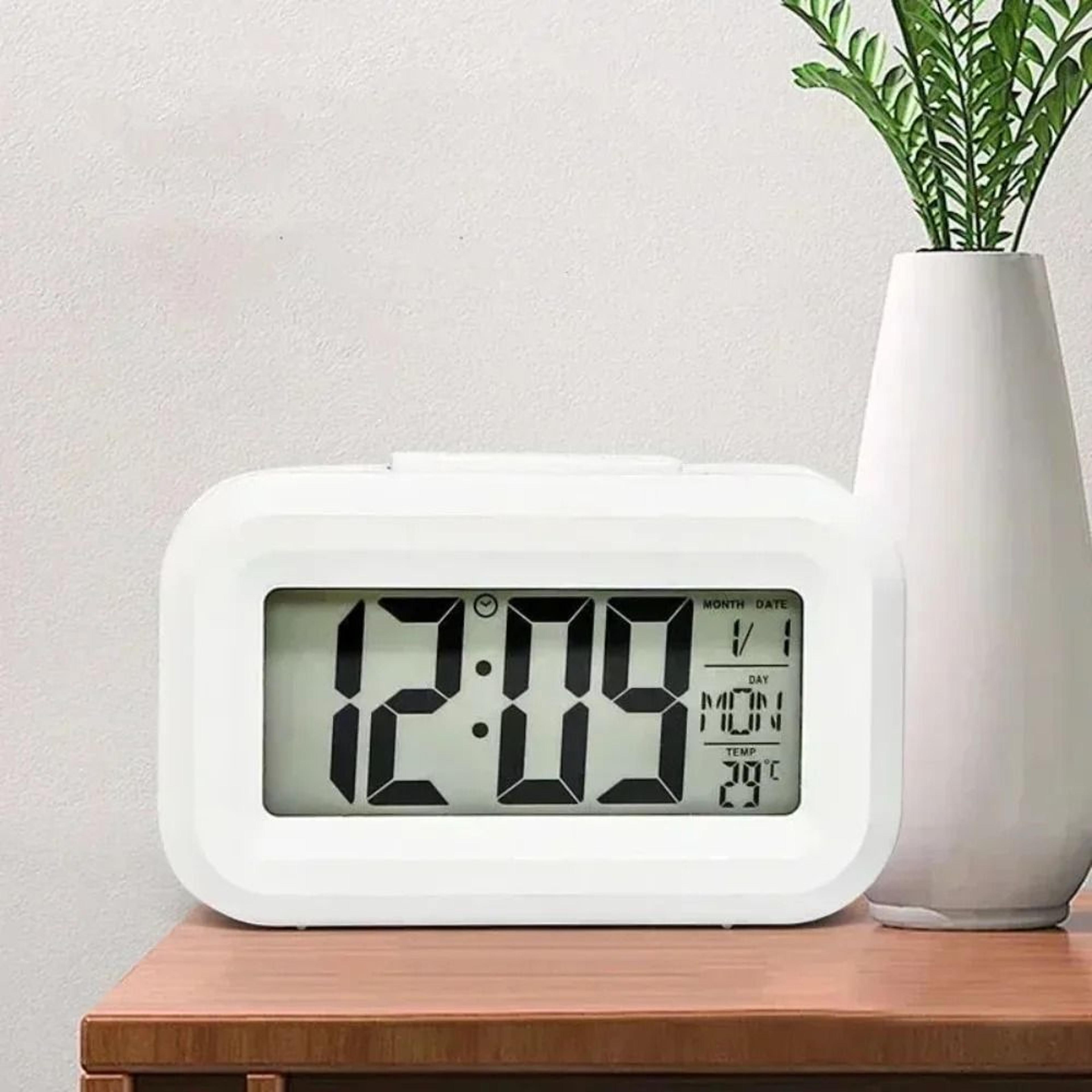 led digital alarm clock with backlight snooze and calendar display