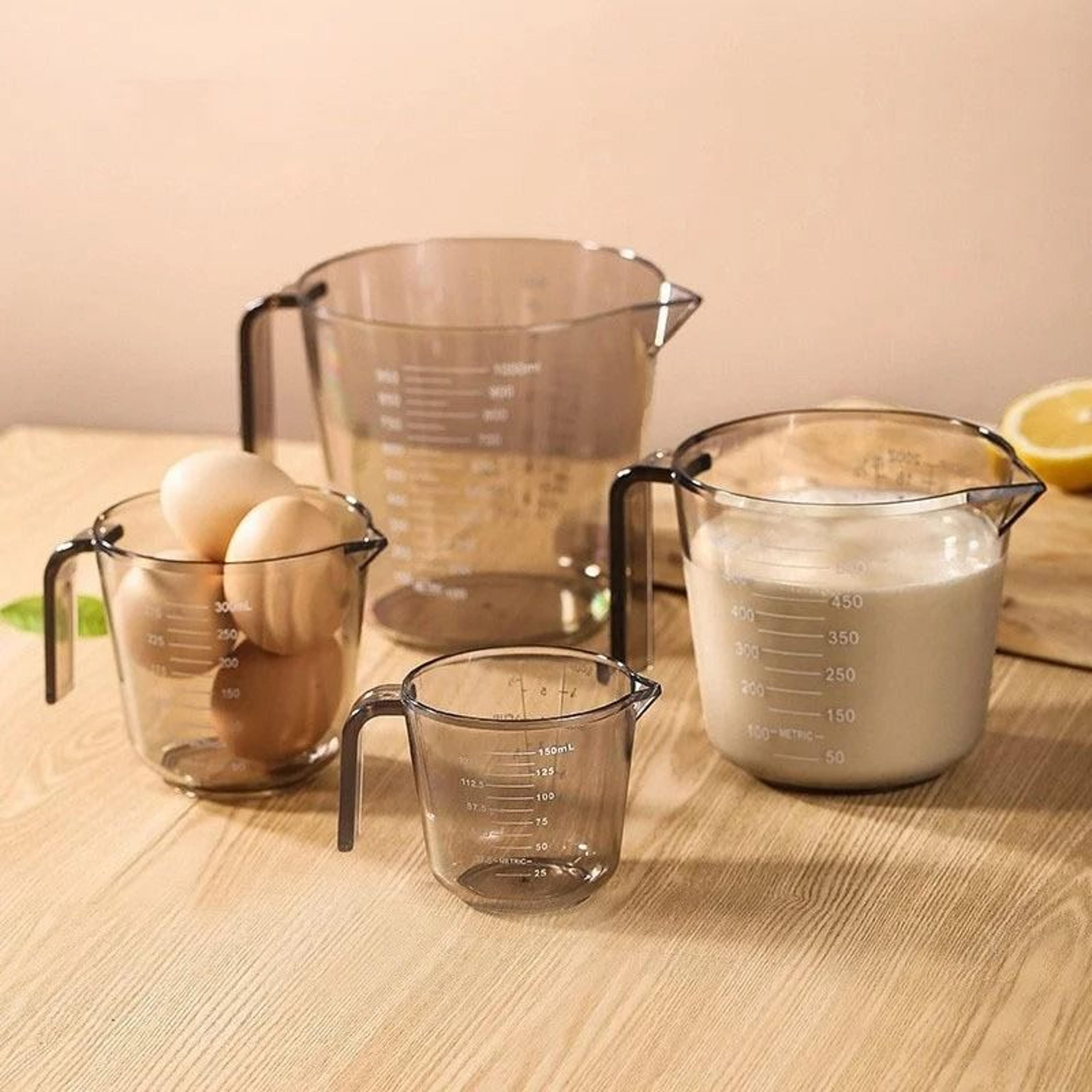 plastic measuring cup with pour spout and handle