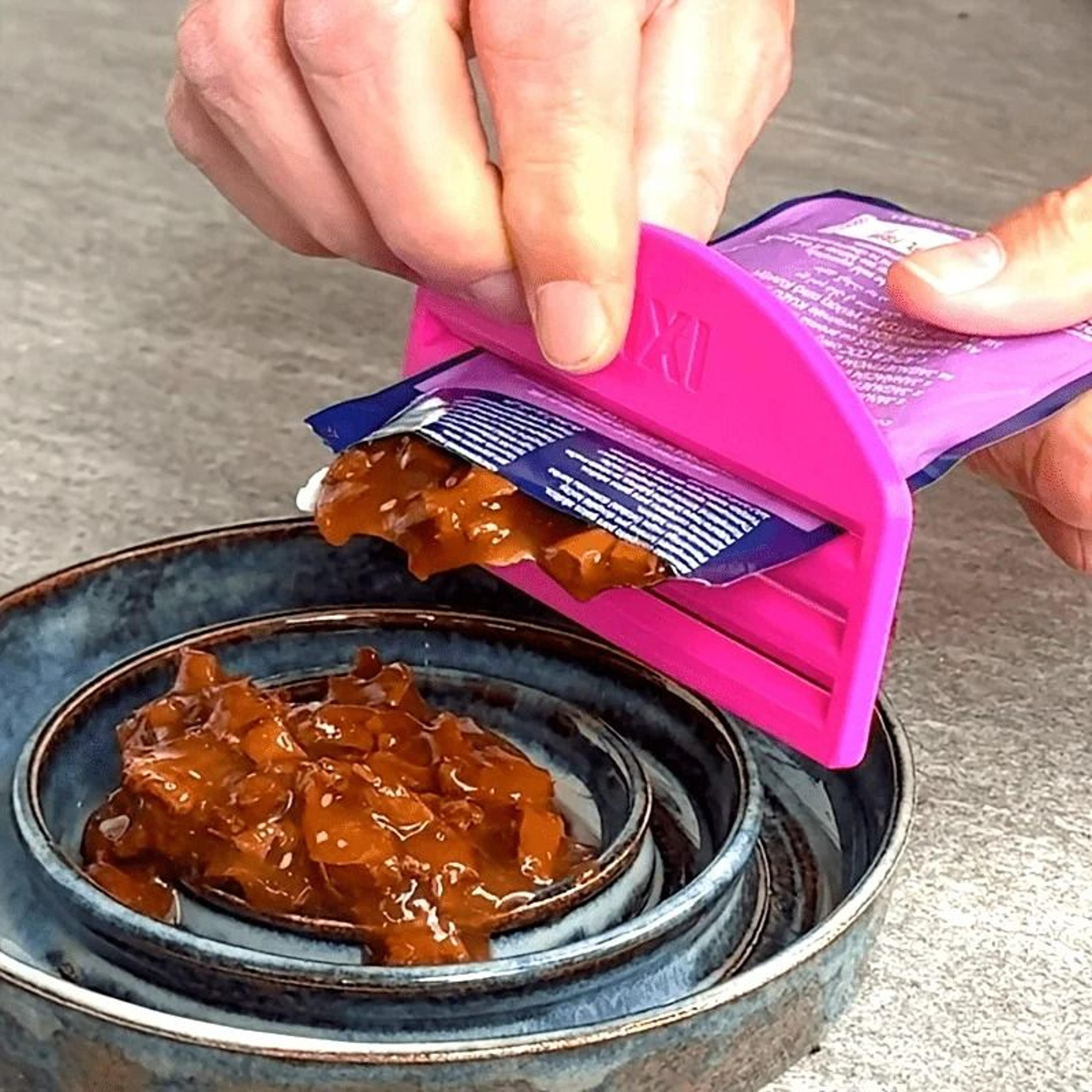 premium no-mess cat strip & puree squeezer spoon