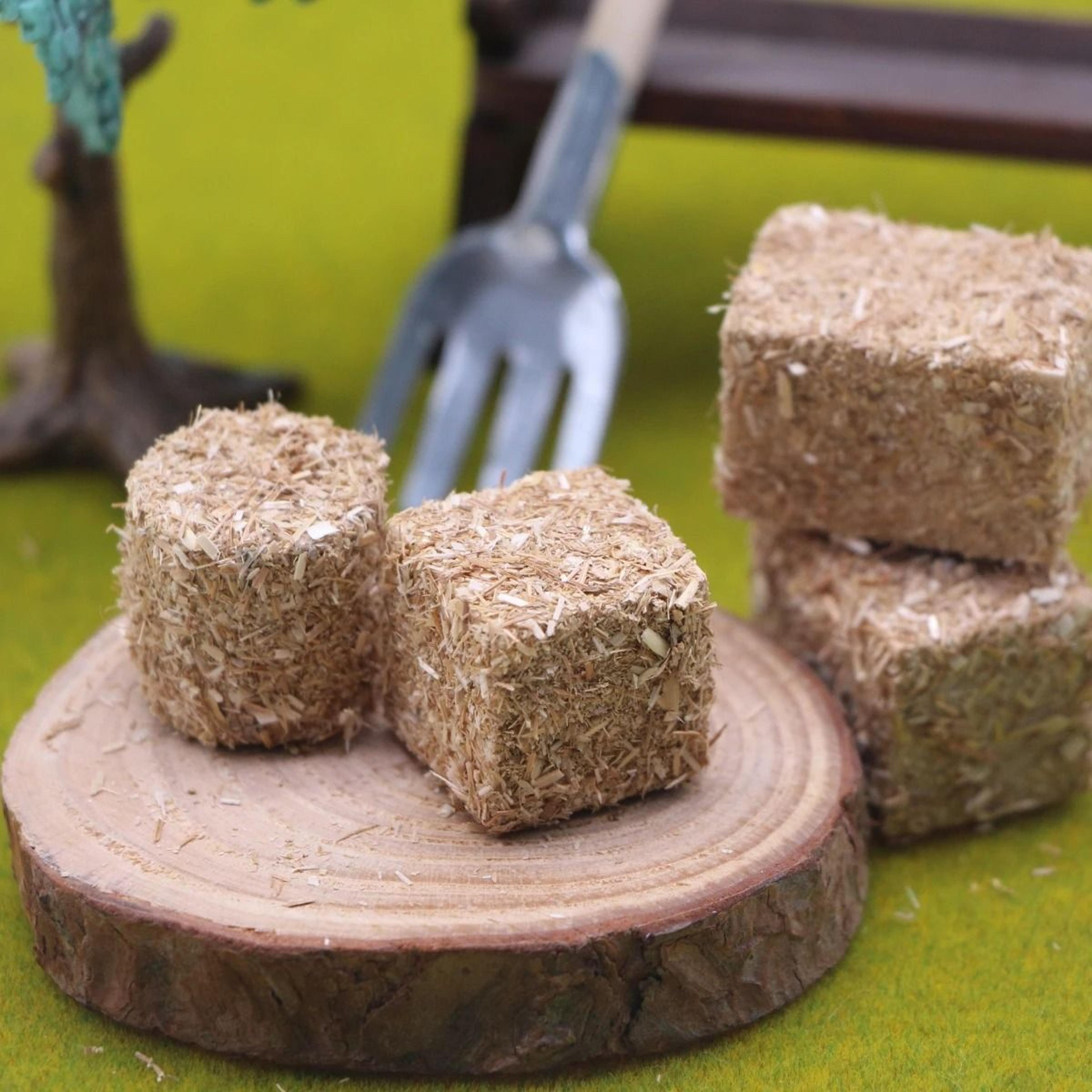 4-piece mini natural straw hay bale blocks